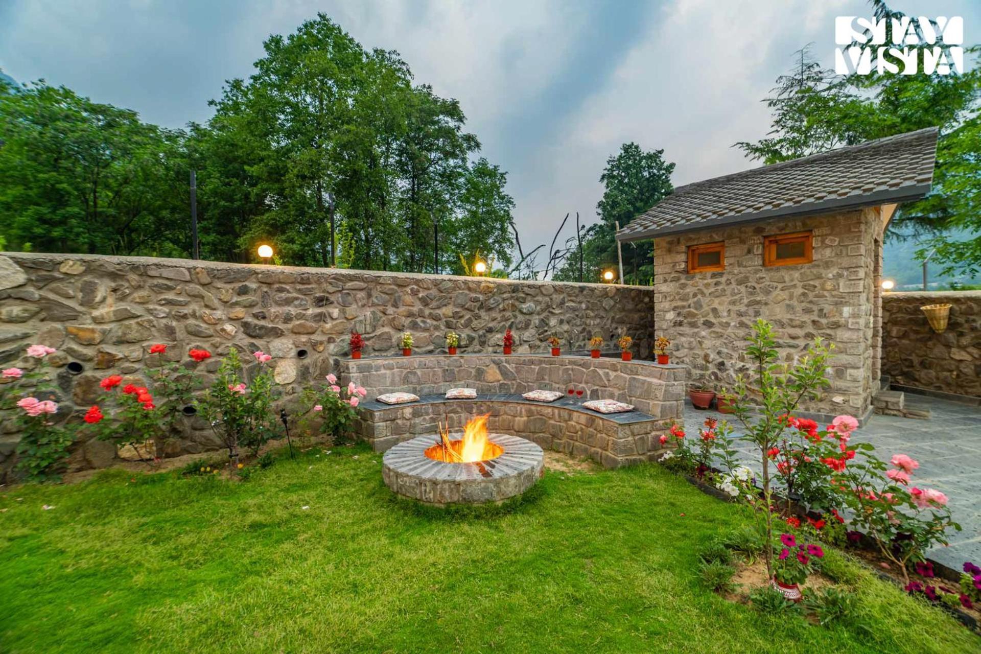 Villa Stayvista At Amritalaya With Bonfire & Lawn *