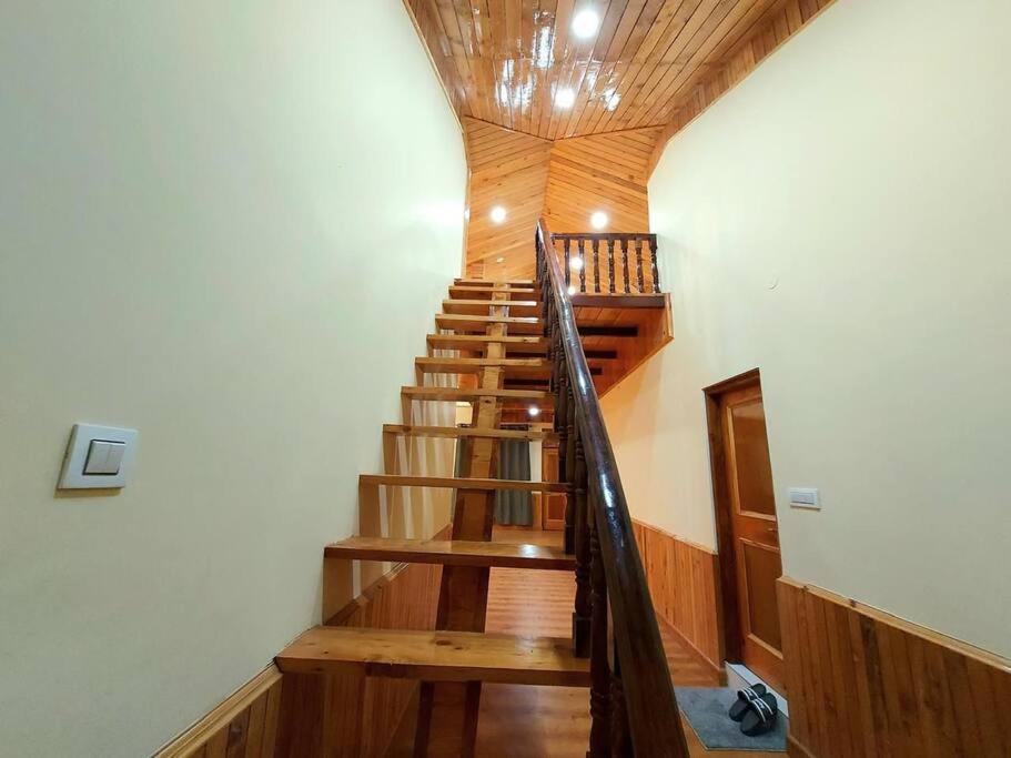 Bnbbuddy Himalayan 3br Wid Lawn Near Villa