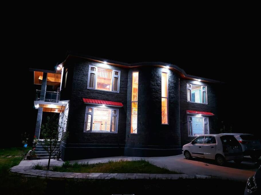 Bnbbuddy Himalayan 3br Wid Lawn Near