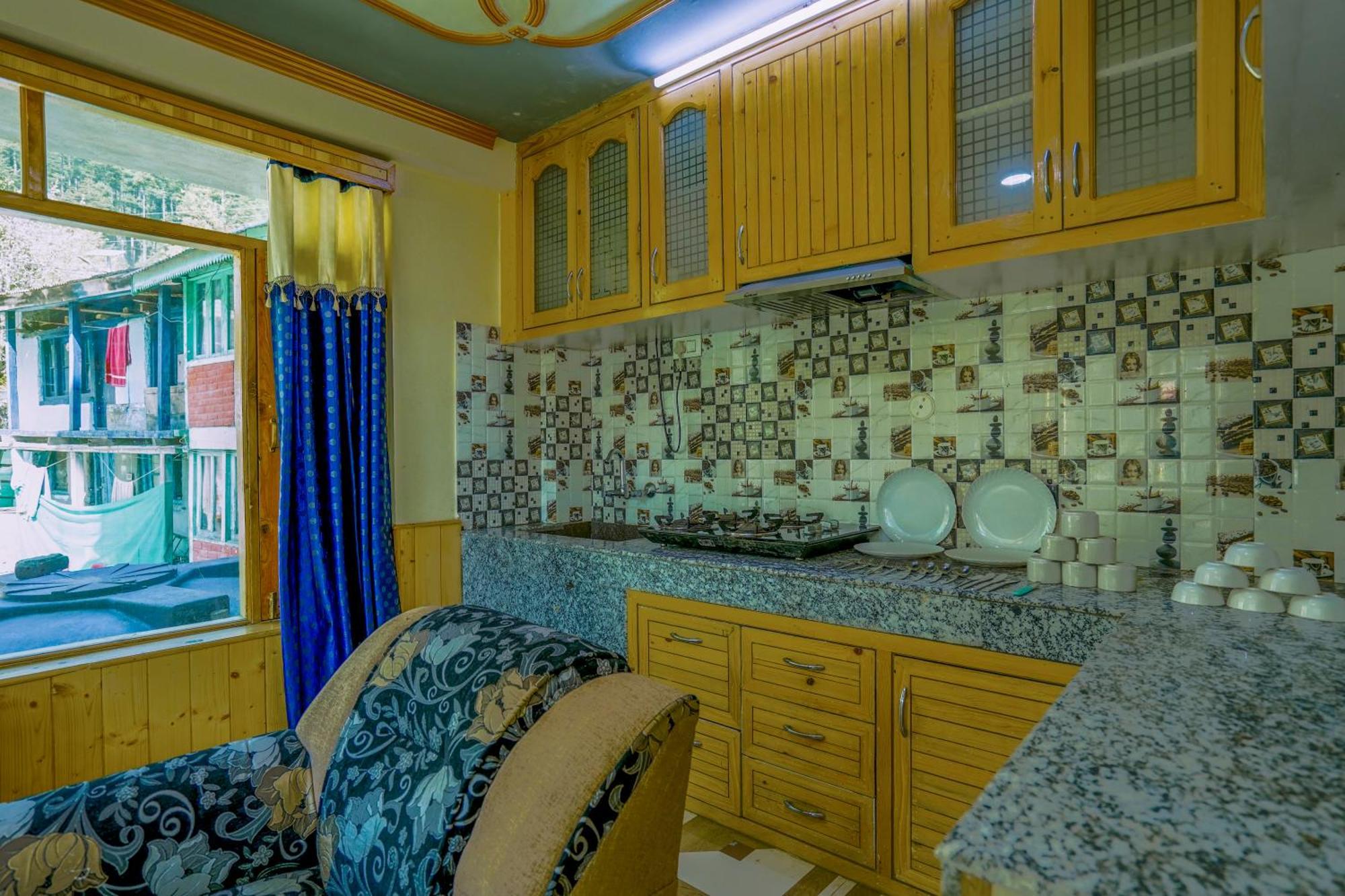 The Rama Lodge, - 1,2,3,4 Bedroom Luxury With Mountain View M80910-77717 4* Manali (Himachal Pradesh)