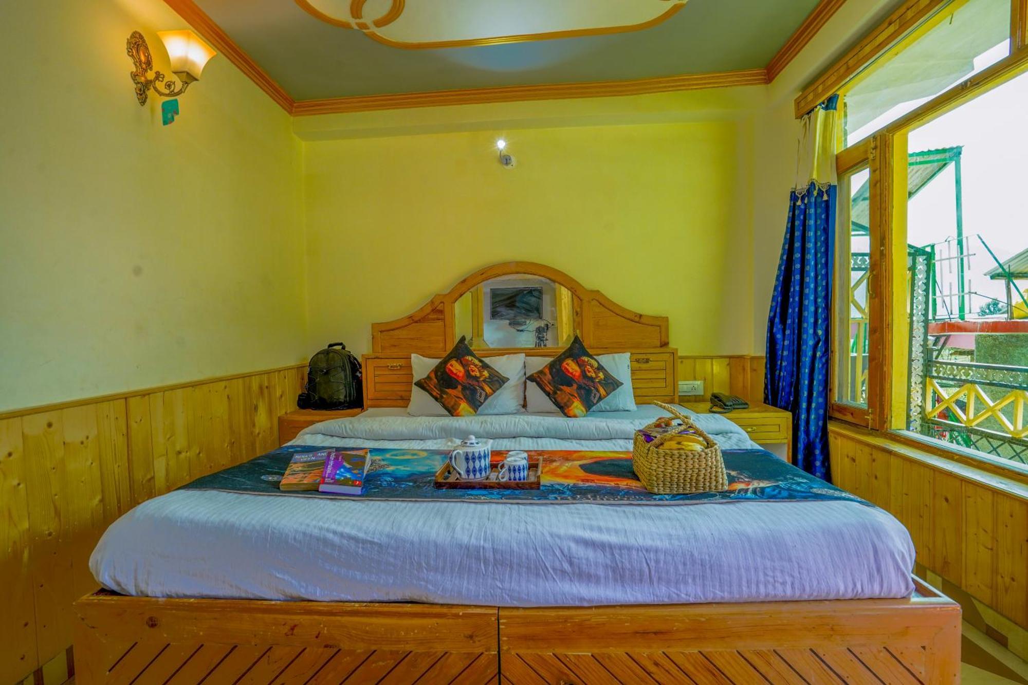 The Rama Lodge, - 1,2,3,4 Bedroom Luxury With Mountain View M80910-77717 Manali (Himachal Pradesh)