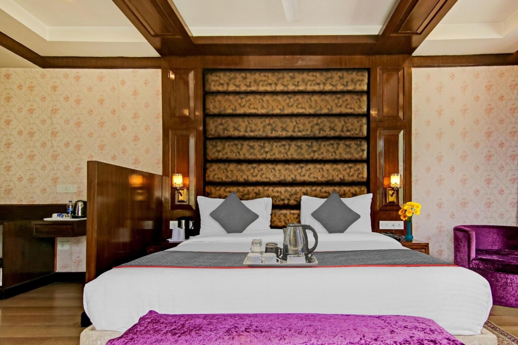 Townhouse Oak Rohtang Heights Hotel