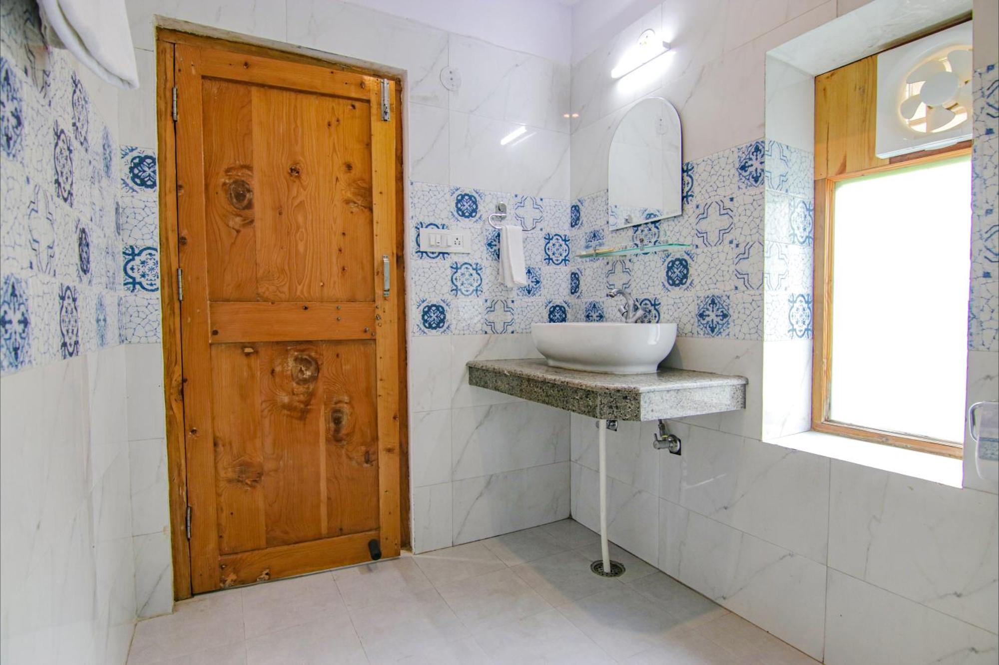 Fabhotel Arigato Manali (Himachal Pradesh)