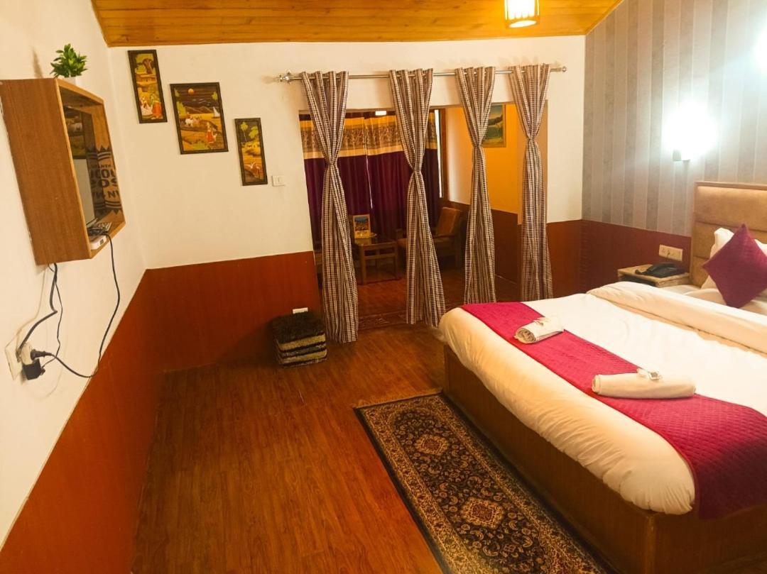 Hilltop At Mall Road With Open Terrace Hotel 2*