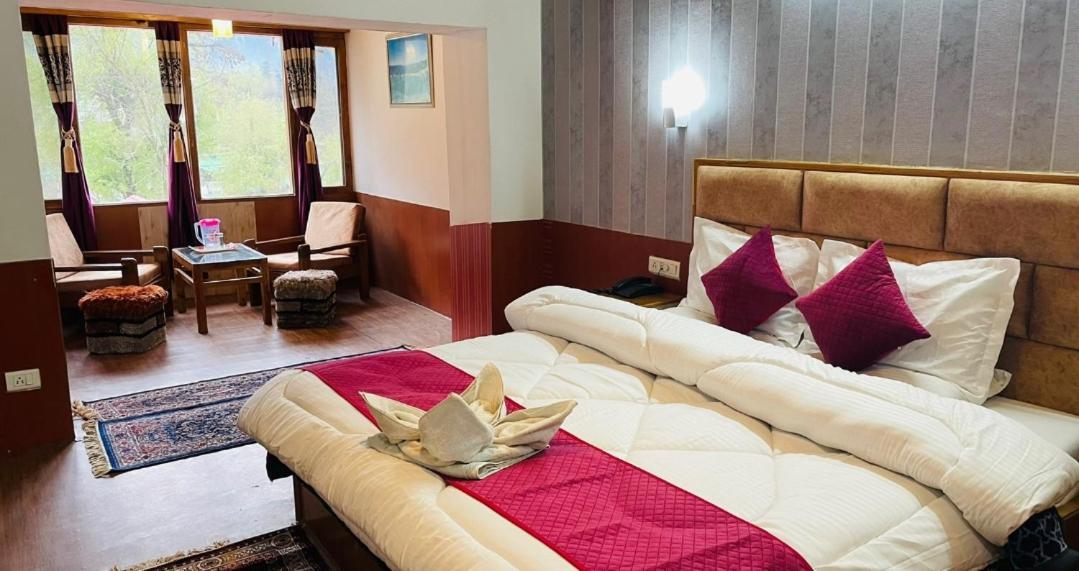 Hilltop At Mall Road With Open Terrace 2*