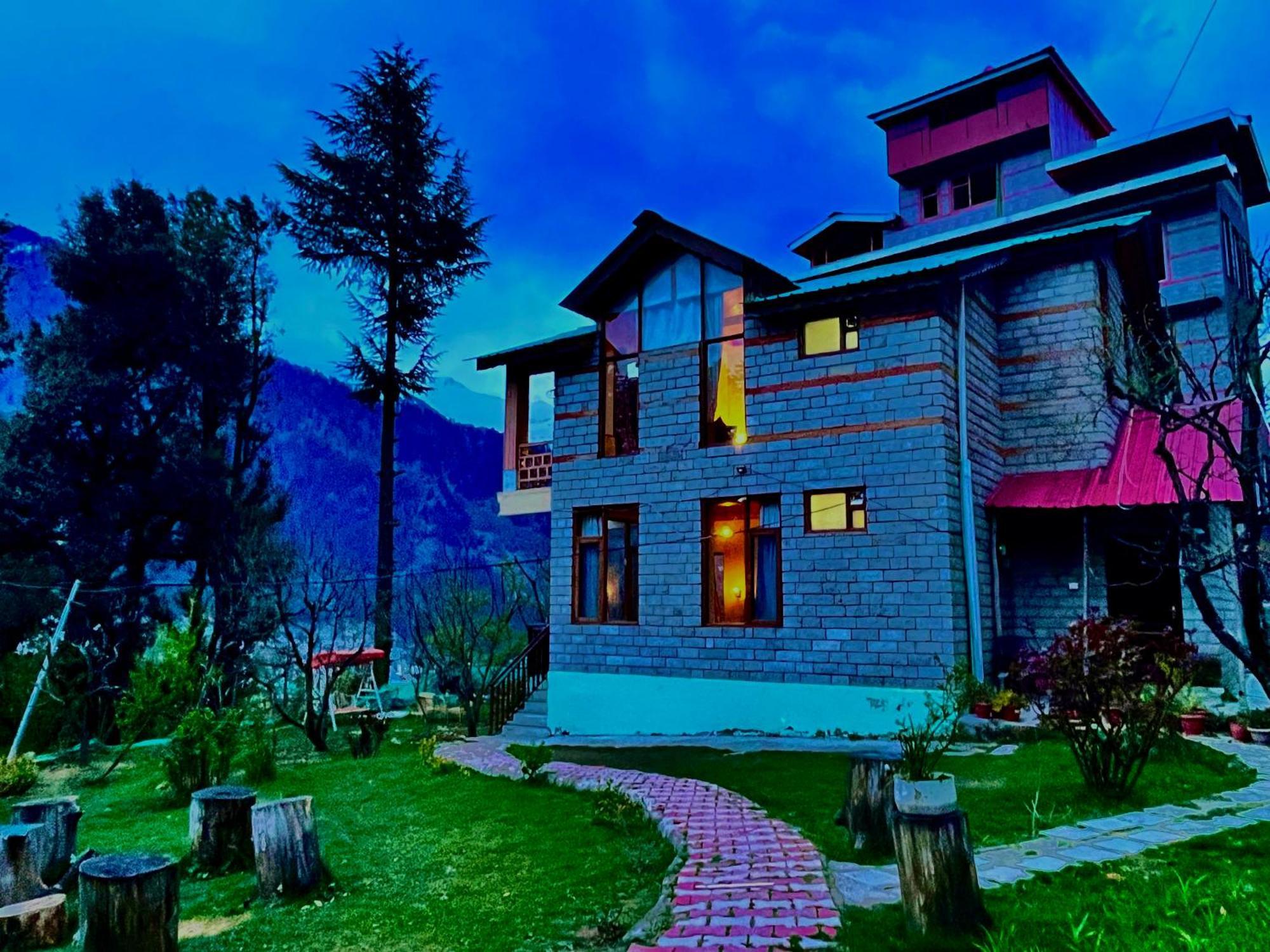 The Manu Emerald # # Selling In # Peaceful Heritage Cozy # Lawn With Bonfire # Awarded Hotel Manali (Himachal Pradesh)