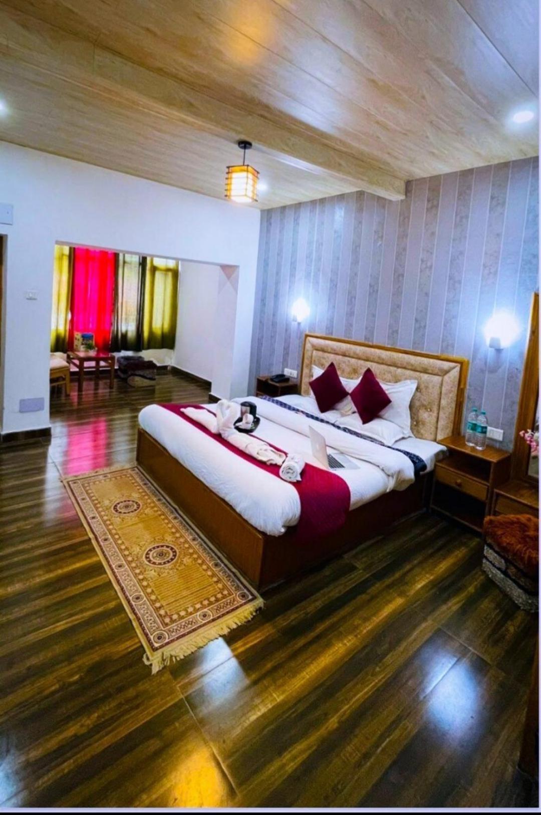 Hotel Hilltop At Mall Road With Open Terrace Manali (Himachal Pradesh)