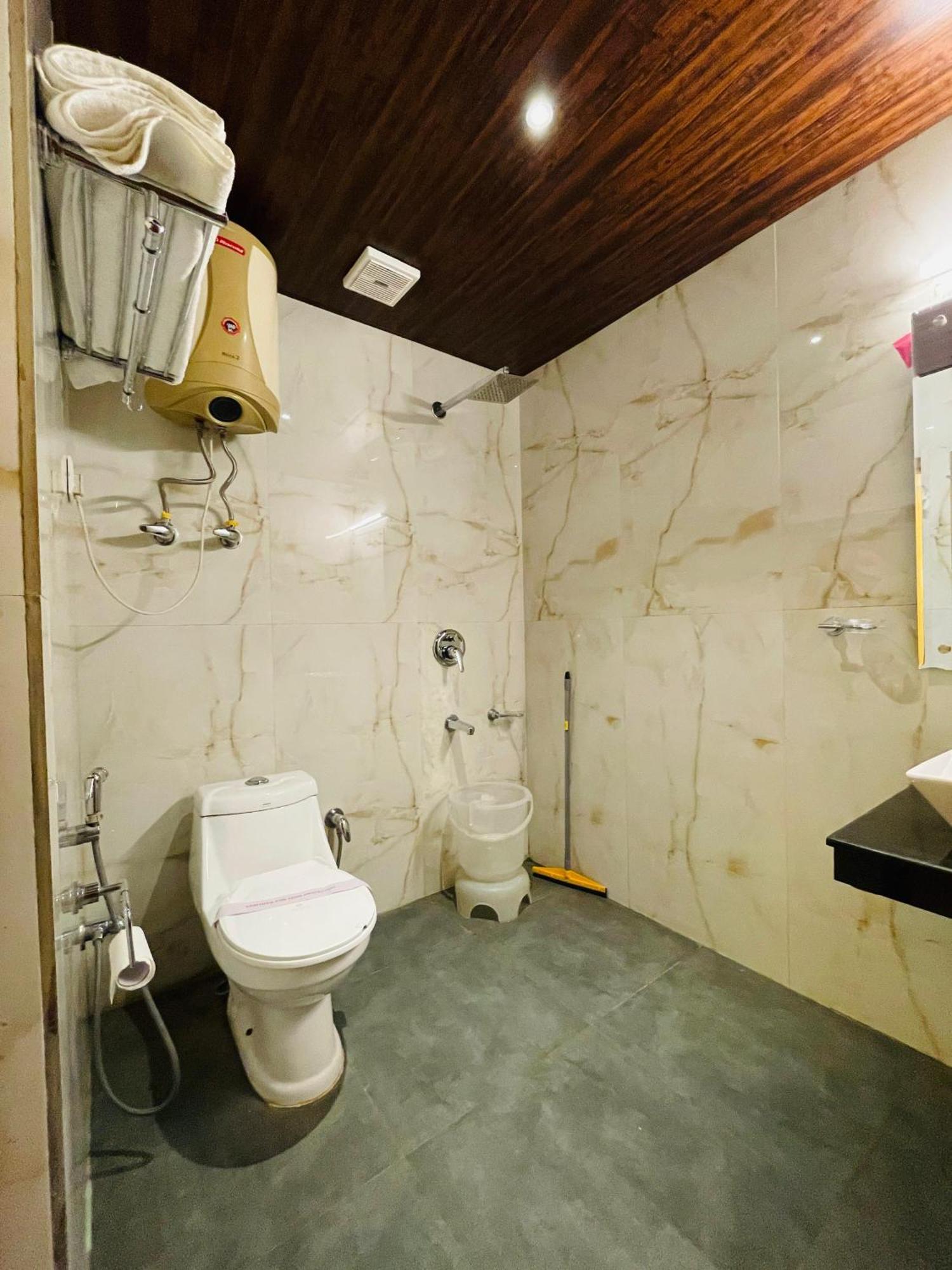 Hotel Amrit 3*