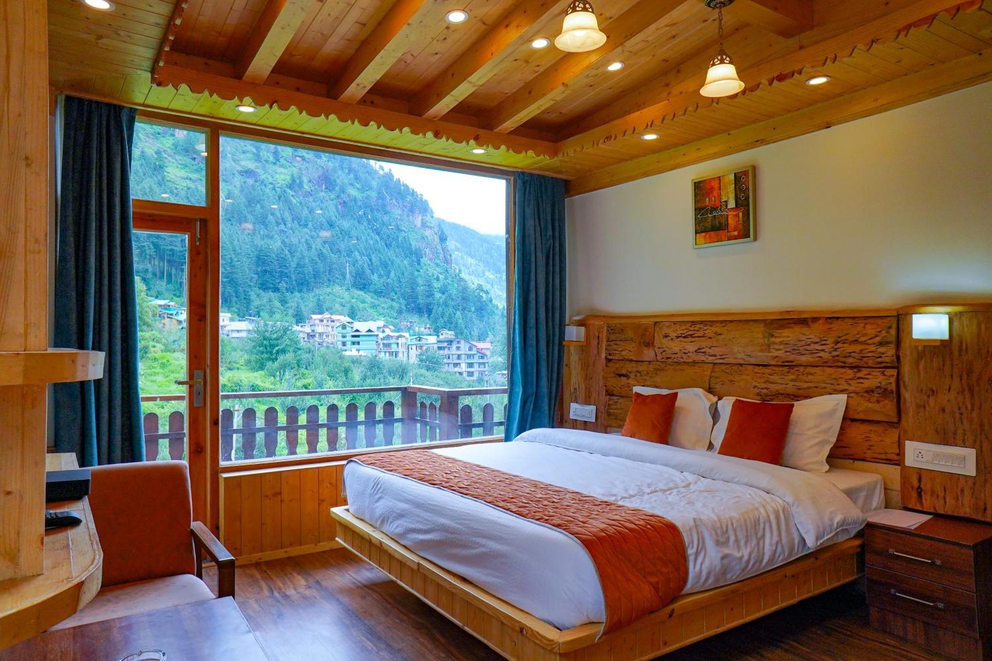 The Genial Mount, Hotel