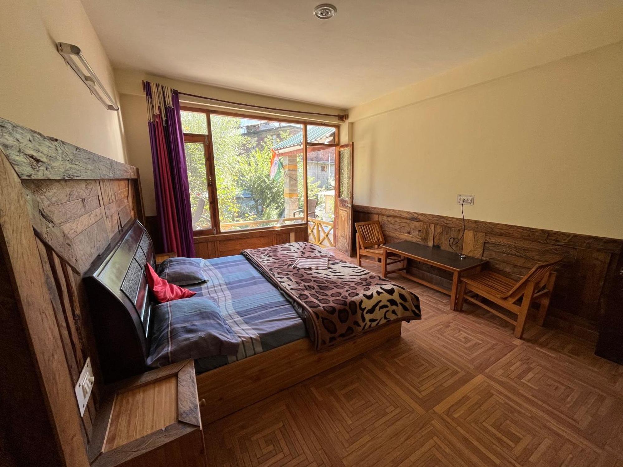 Yolo Backpackers - Manali (Himachal Pradesh)