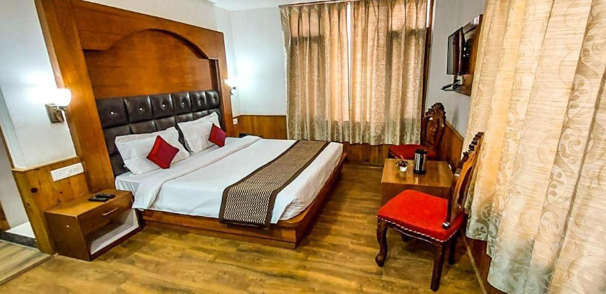 The Red Apple 3*