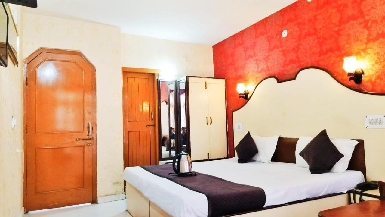 Gilbert Mountain View Hotel *