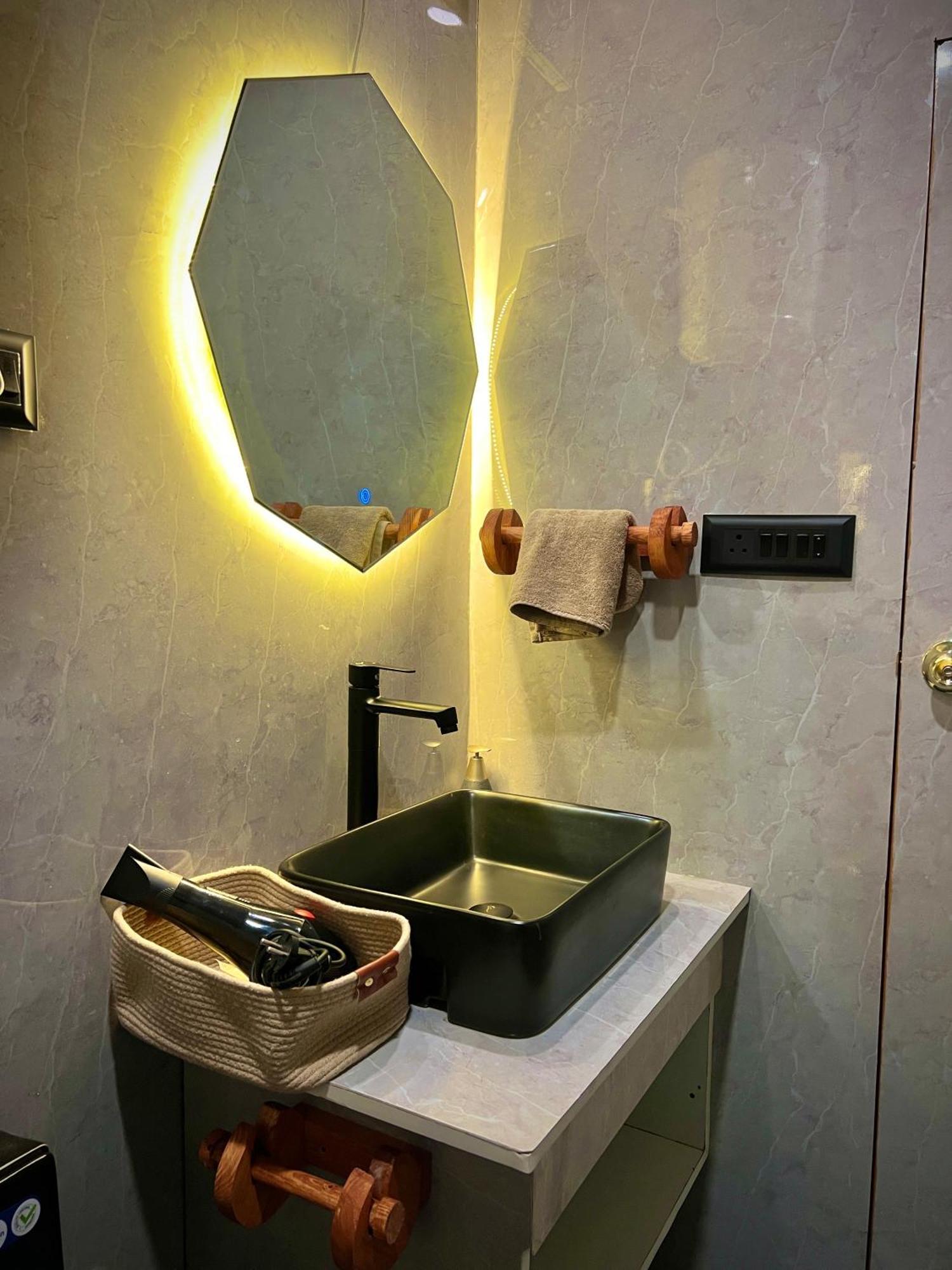 Resort Glass By Urban Monk- Unique Centrally Heated With Electric Blankets