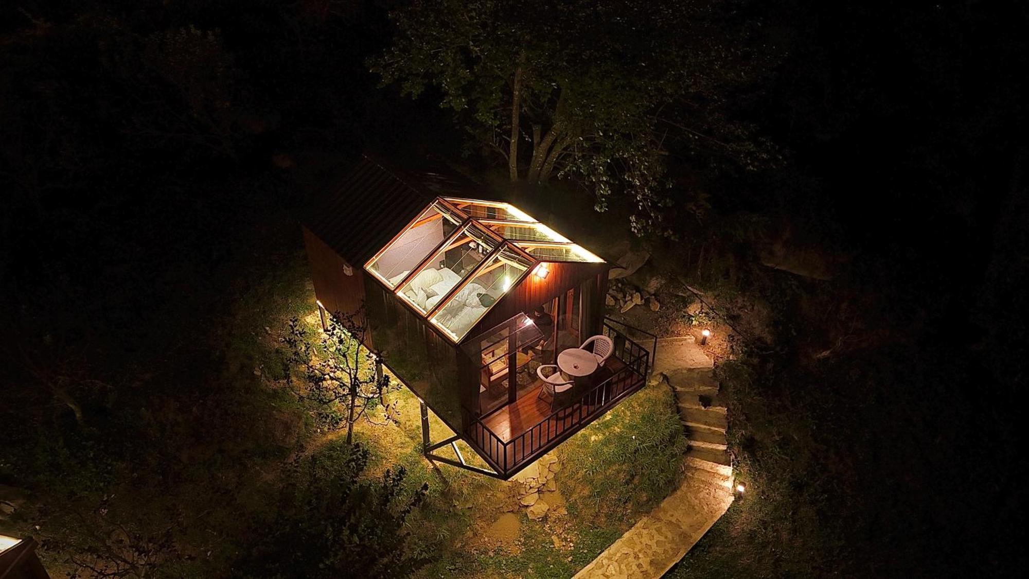 Resort Glass By Urban Monk- Unique Centrally Heated With Electric Blankets *