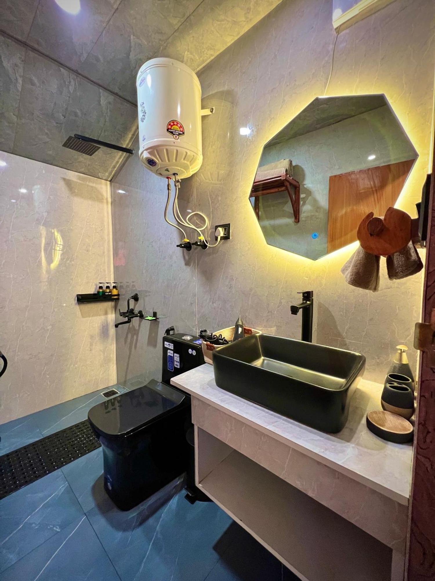 Glass By Urban Monk- Unique Centrally Heated With Electric Blankets Resort *