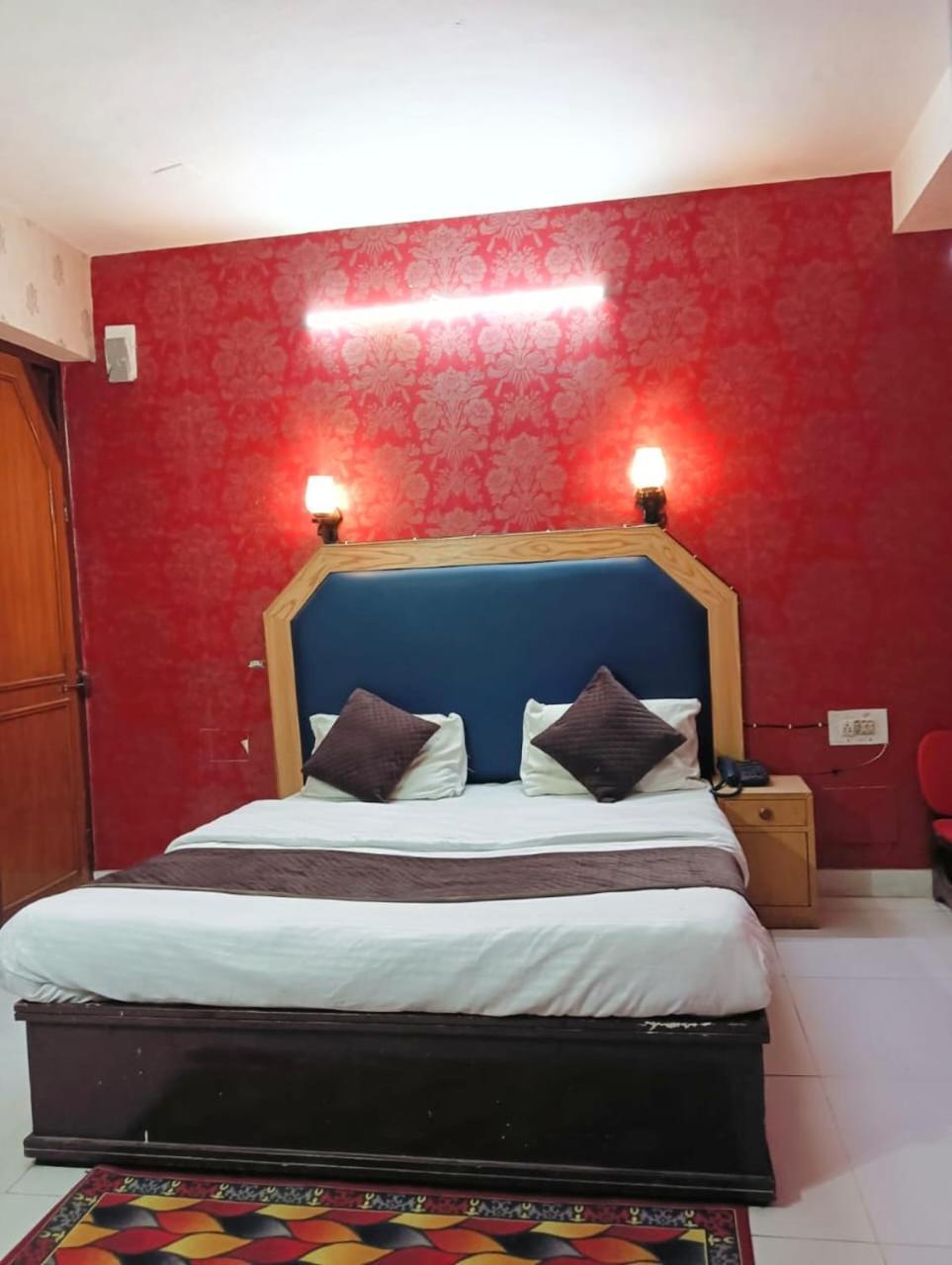 Gilbert Mountain View Hotel *