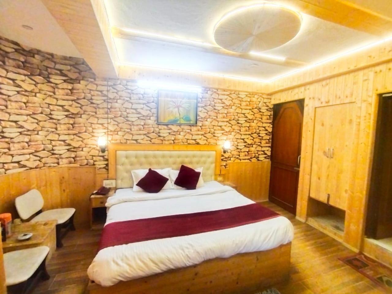 Gilbert Mountain View Manali (Himachal Pradesh)