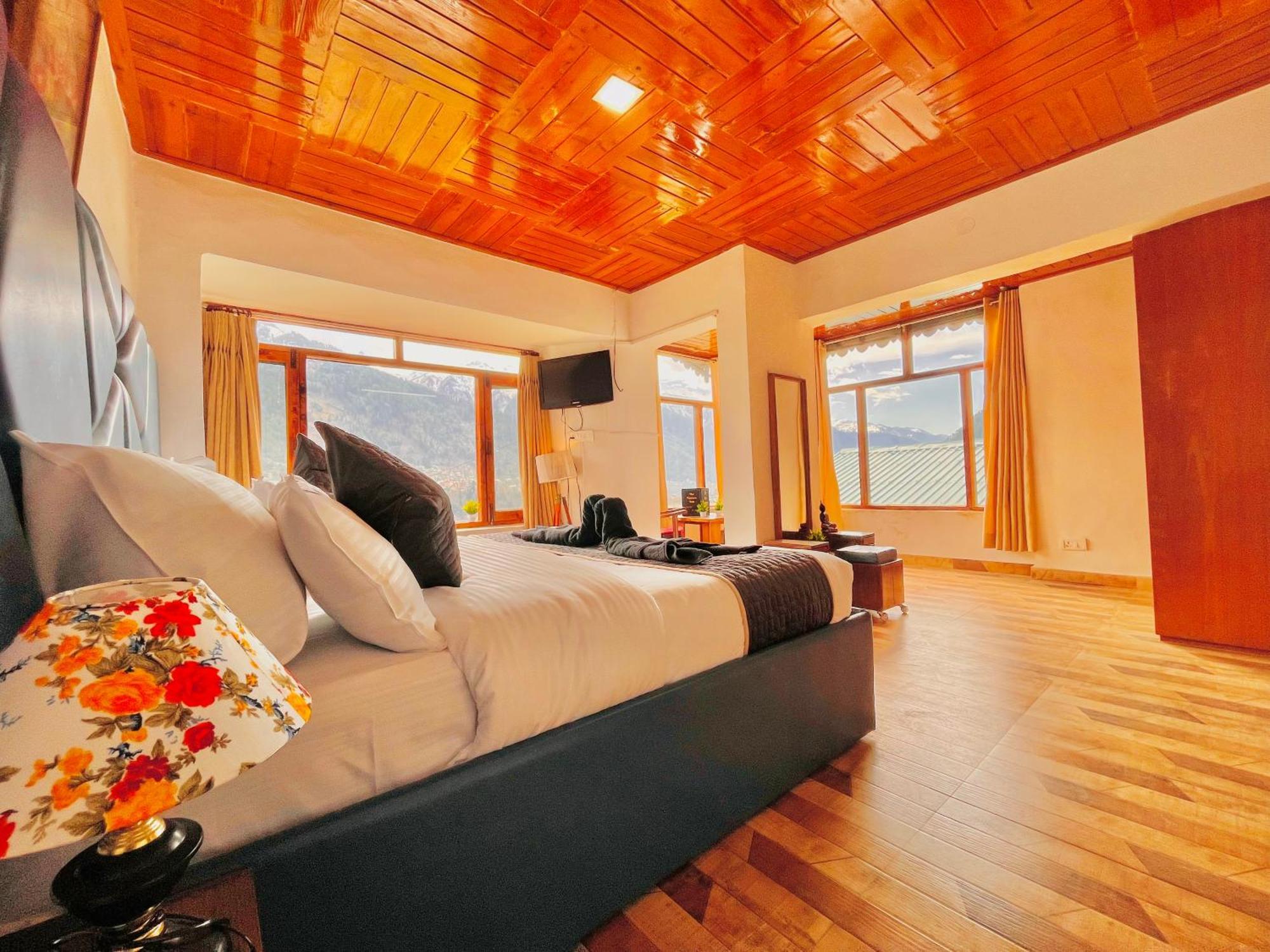 Himalayan Nomad Cottage, ! 2 Bedroom Independent ! Personal Lawn Every ! Parking ! Scenic Mountains View ! Spacious ! 3* Manali (Himachal Pradesh)