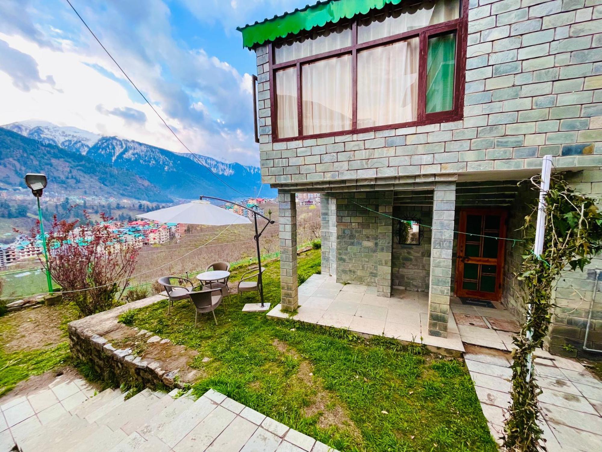 Himalayan Nomad Cottage, ! 2 Bedroom Independent ! Personal Lawn Every ! Parking ! Scenic Mountains View ! Spacious ! Manali (Himachal Pradesh)