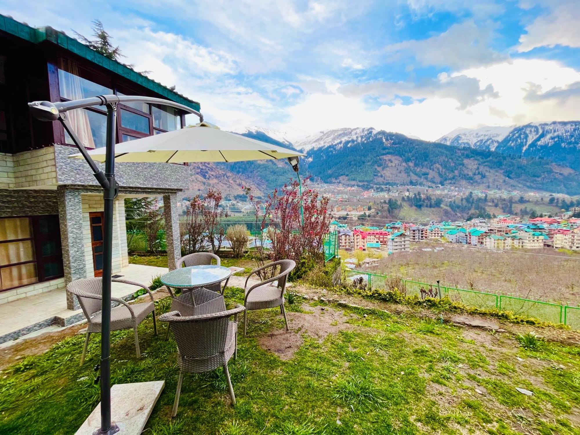 Himalayan Nomad Cottage, ! 2 Bedroom Independent ! Personal Lawn Every ! Parking ! Scenic Mountains View ! Spacious ! Hotel Manali (Himachal Pradesh)