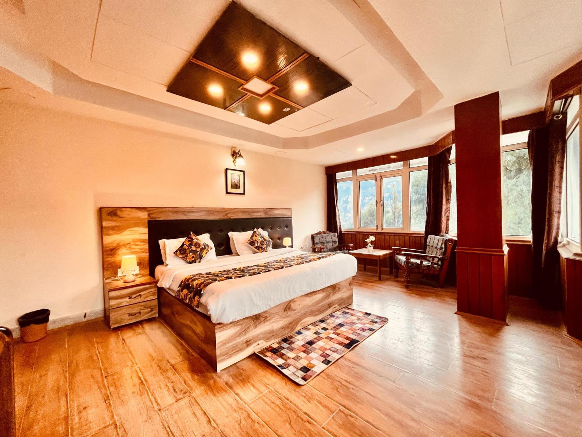 The Town House - Lavish & Luxury Near Mall Road