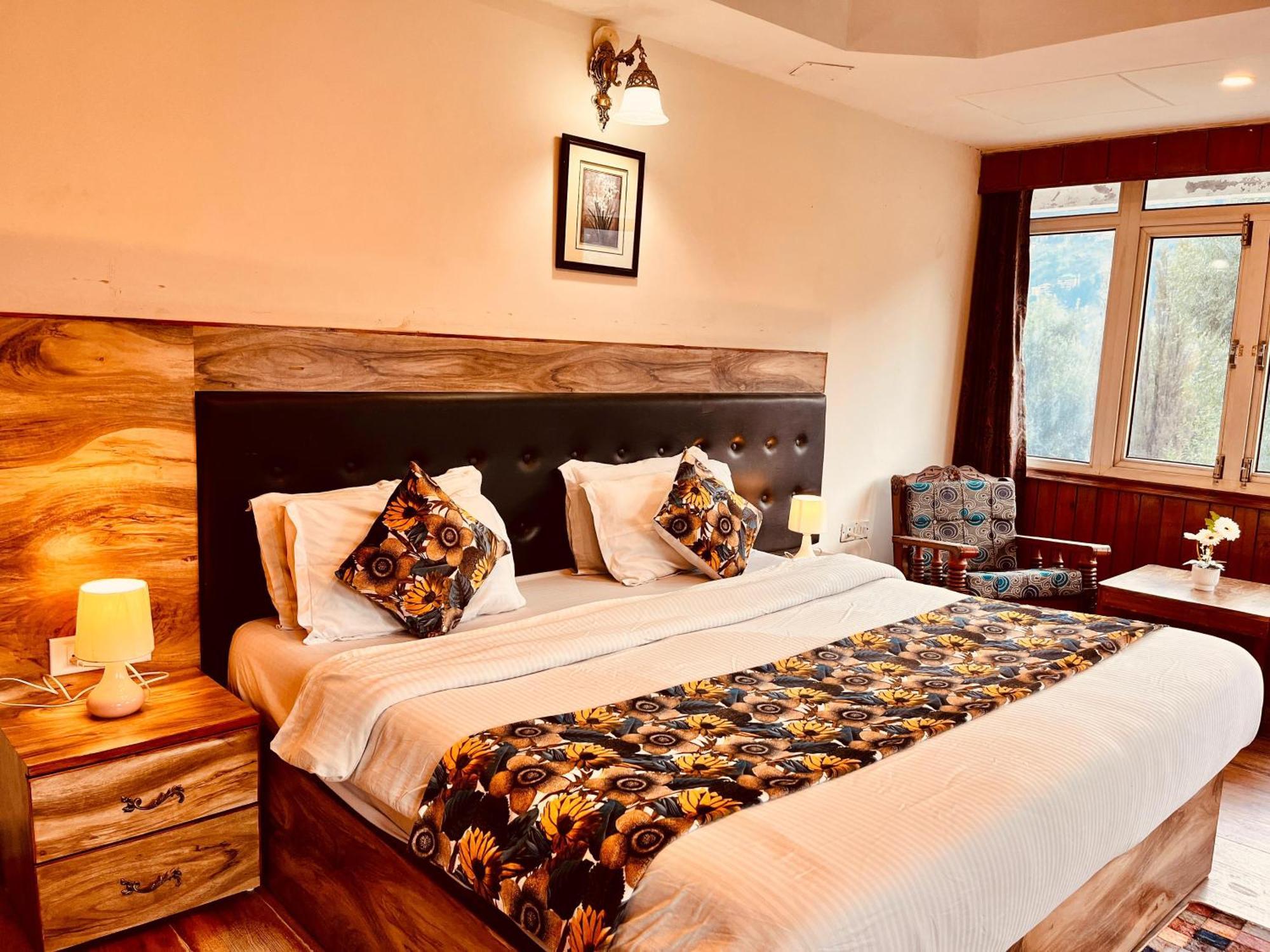 The Town House - Lavish & Luxury Near Mall Road Hotel