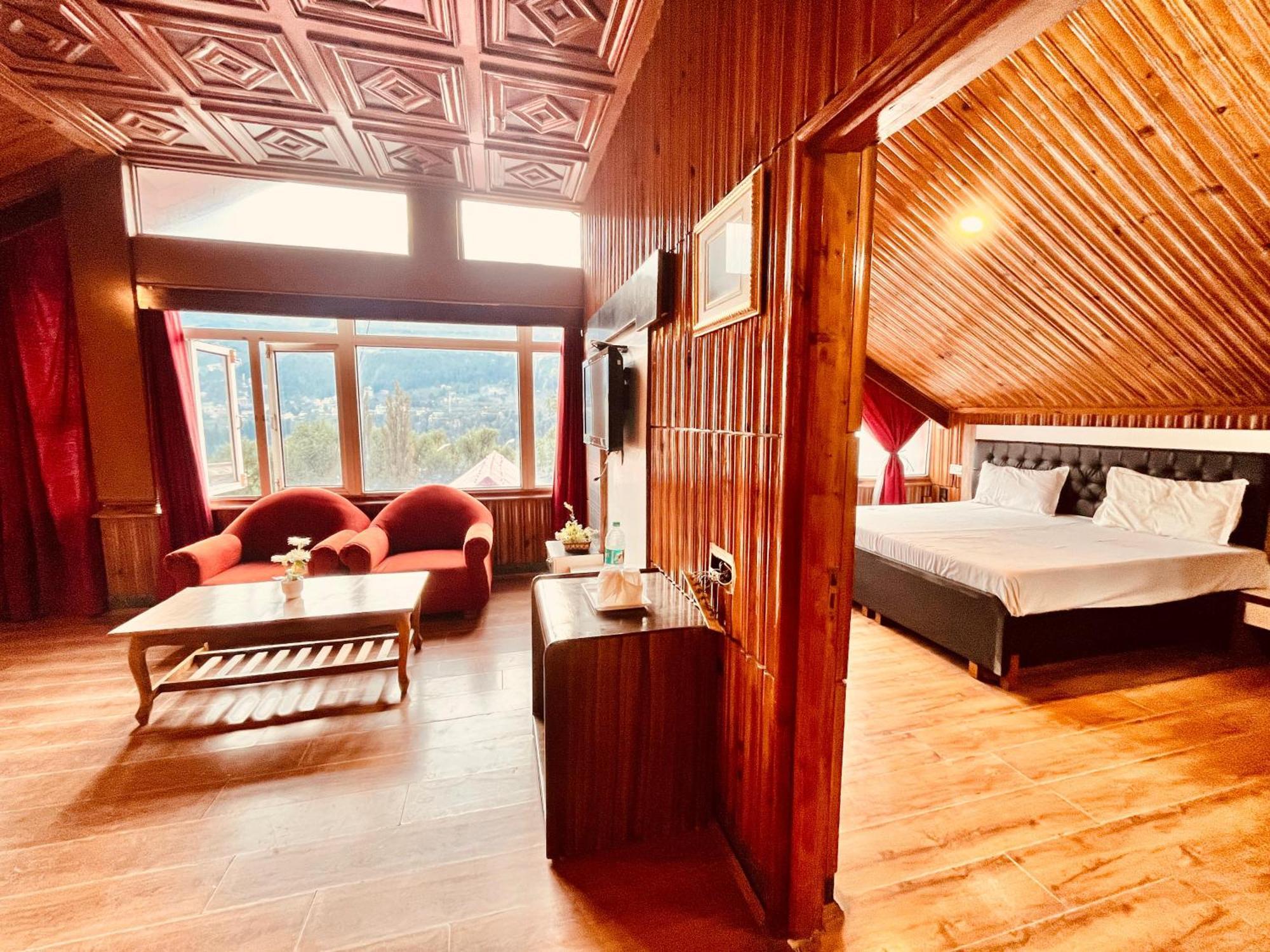 The Town House - Lavish & Luxury Near Mall Road Hotel 4*