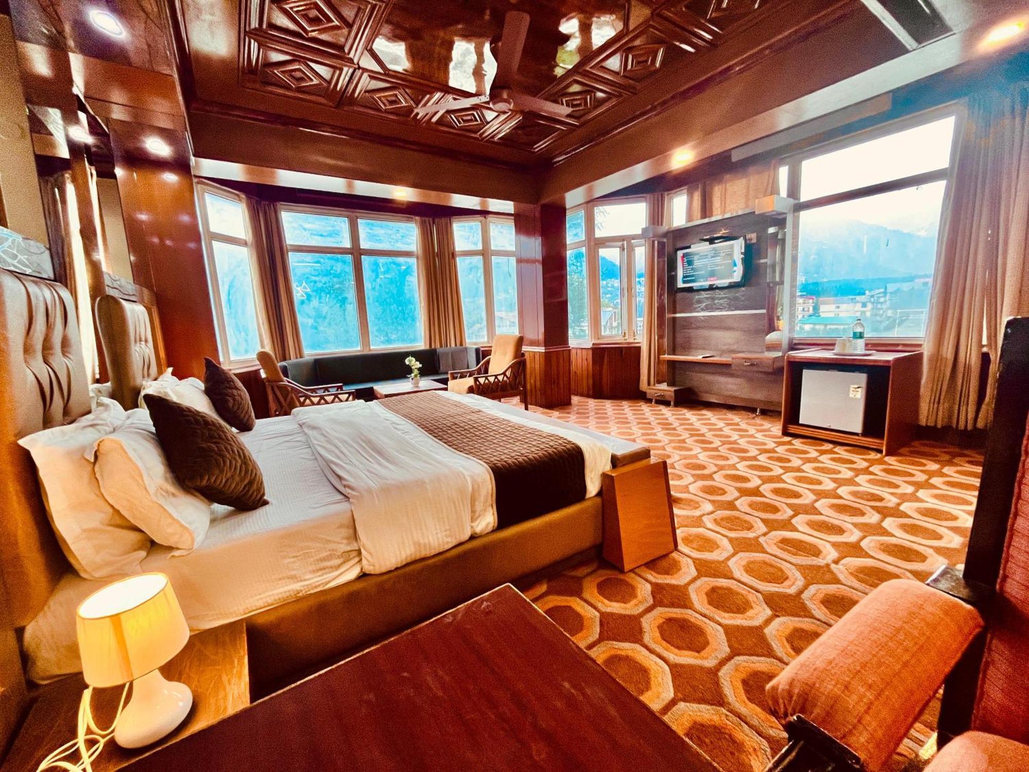 The Town House - Lavish & Luxury Near Mall Road 4*