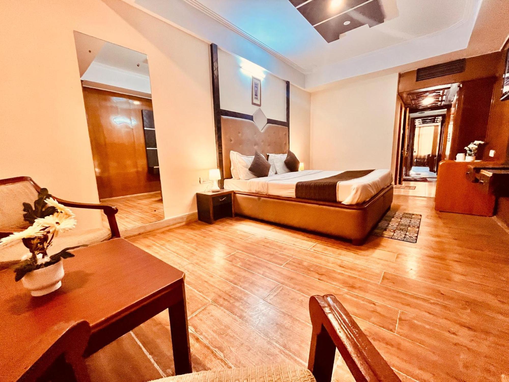 The Town House - Lavish & Luxury Near Mall Road