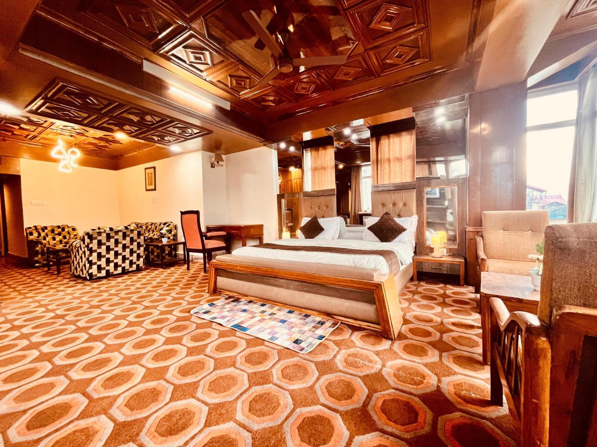 Hotel The Town House - Lavish & Luxury Near Mall Road