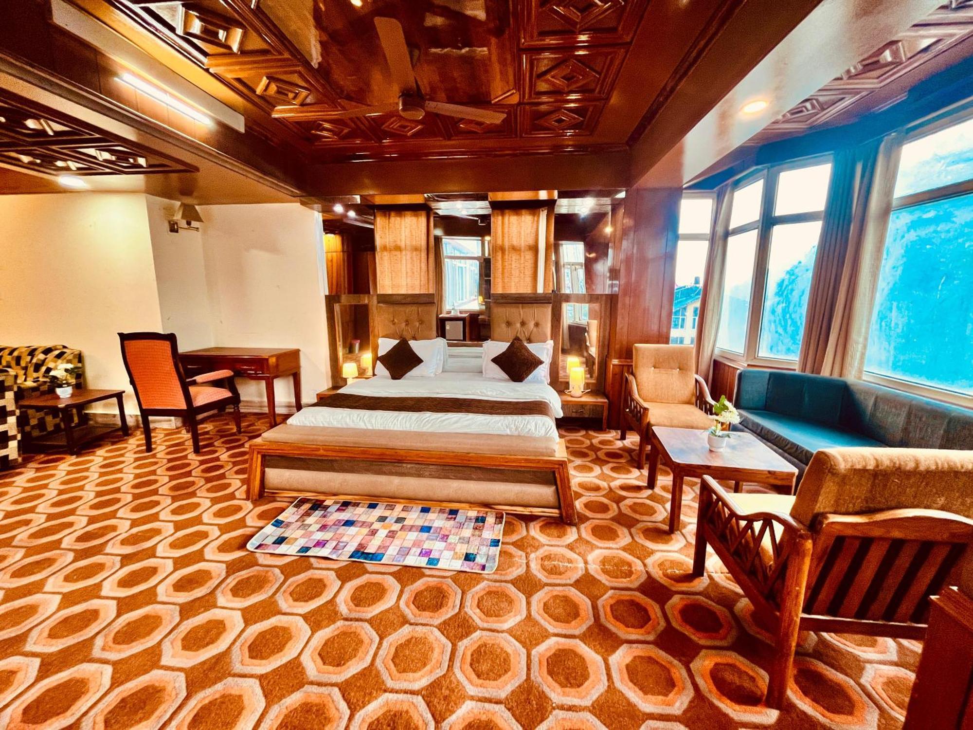 The Town House - Lavish & Luxury Near Mall Road Hotel Manali (Himachal Pradesh)