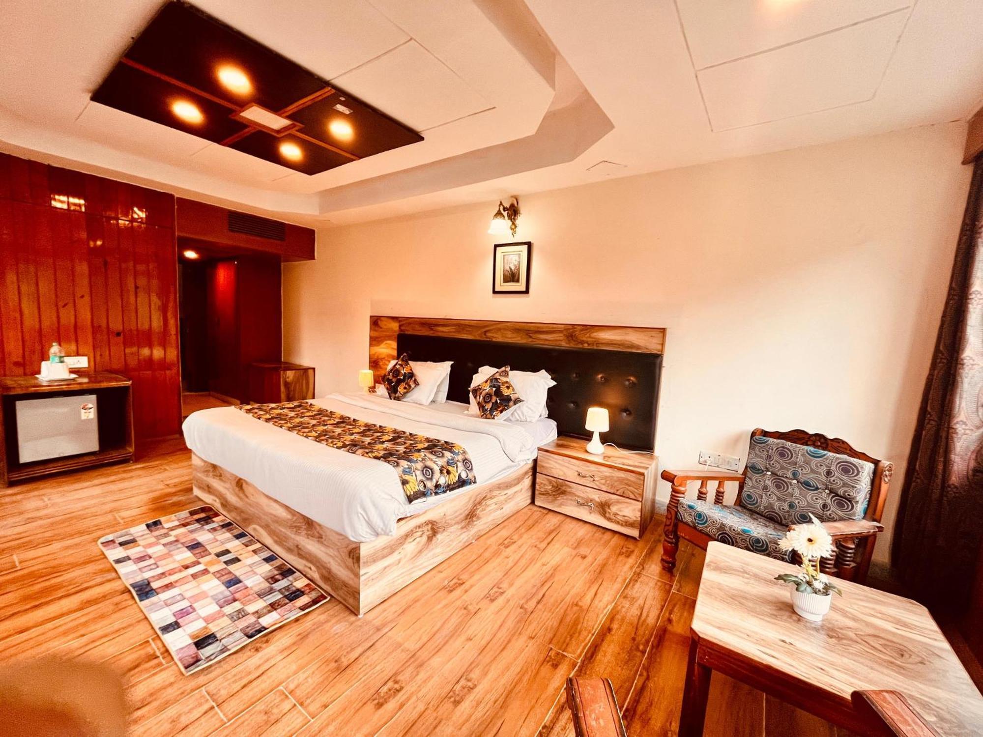 The Town House - Lavish & Luxury Near Mall Road