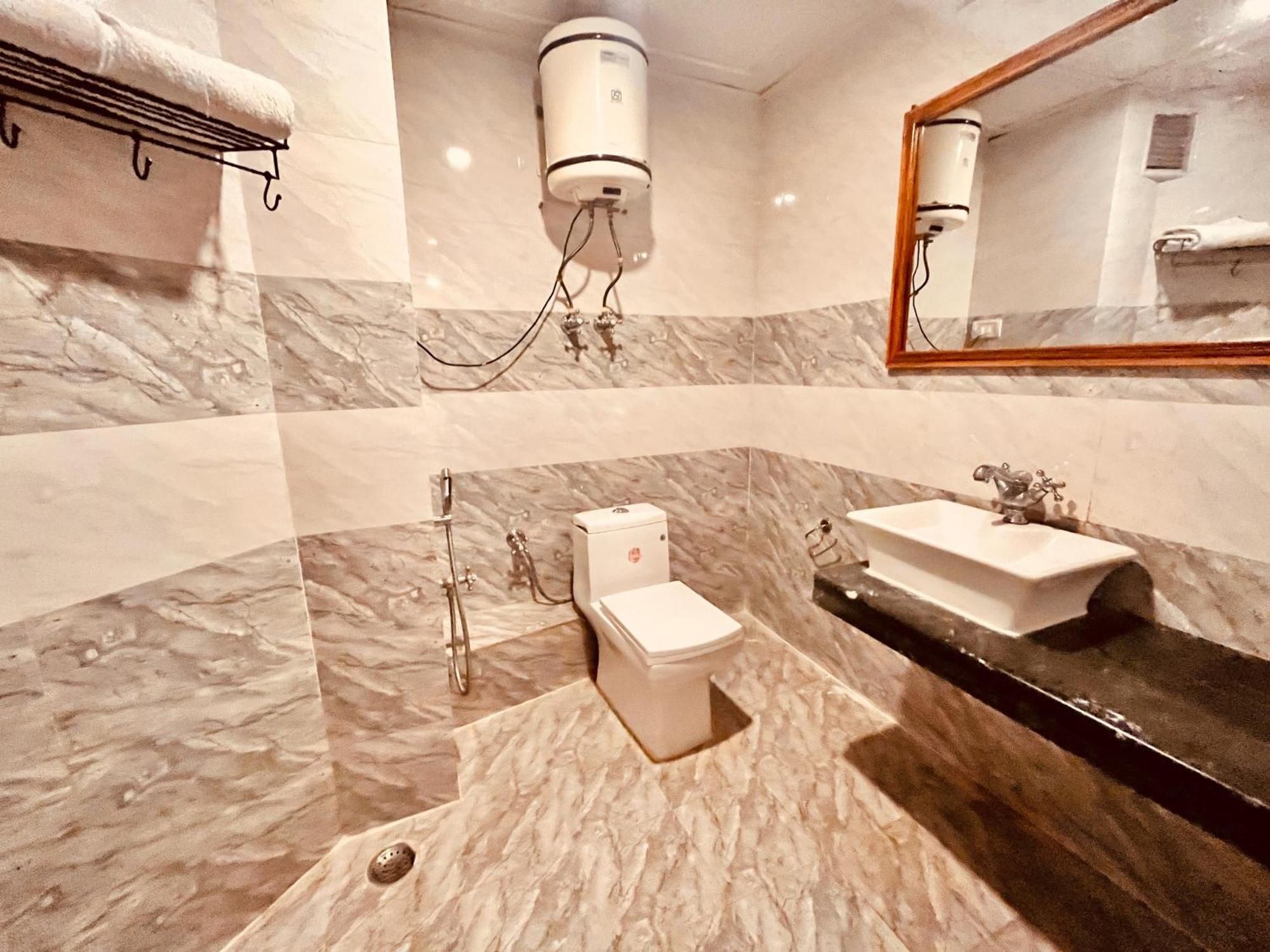 Hotel The Town House - Lavish & Luxury Near Mall Road
