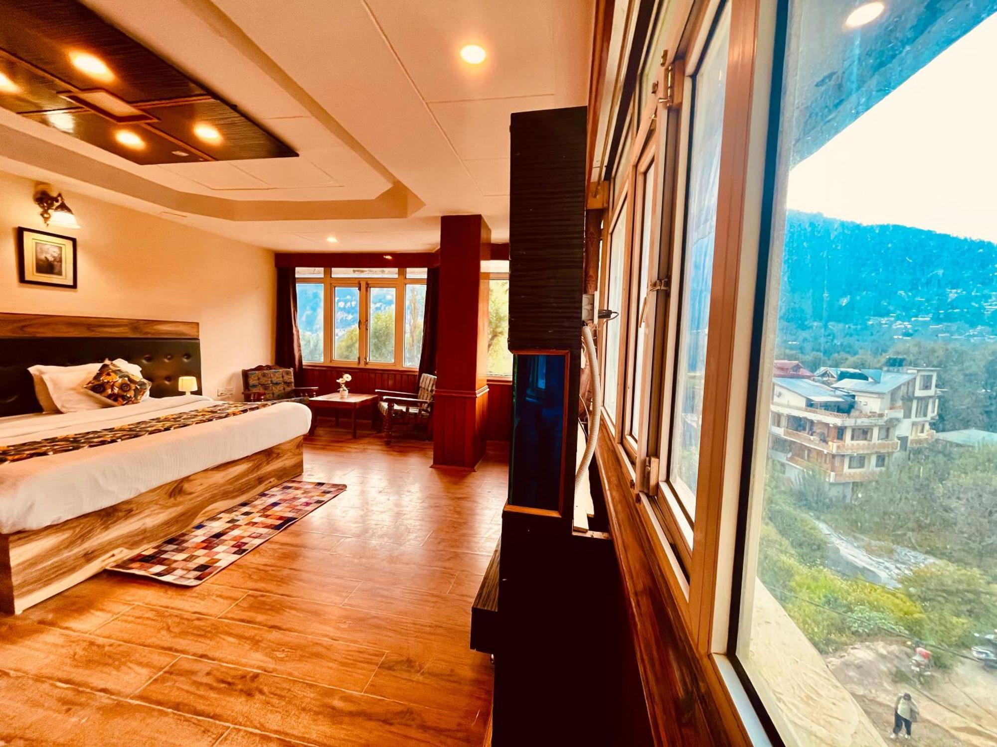 Hotel The Town House - Lavish & Luxury Near Mall Road 4*