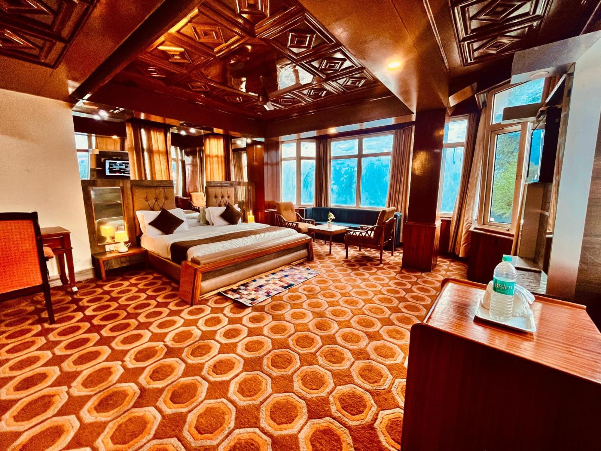 The Town House - Lavish & Luxury Near Mall Road Hotel 4*