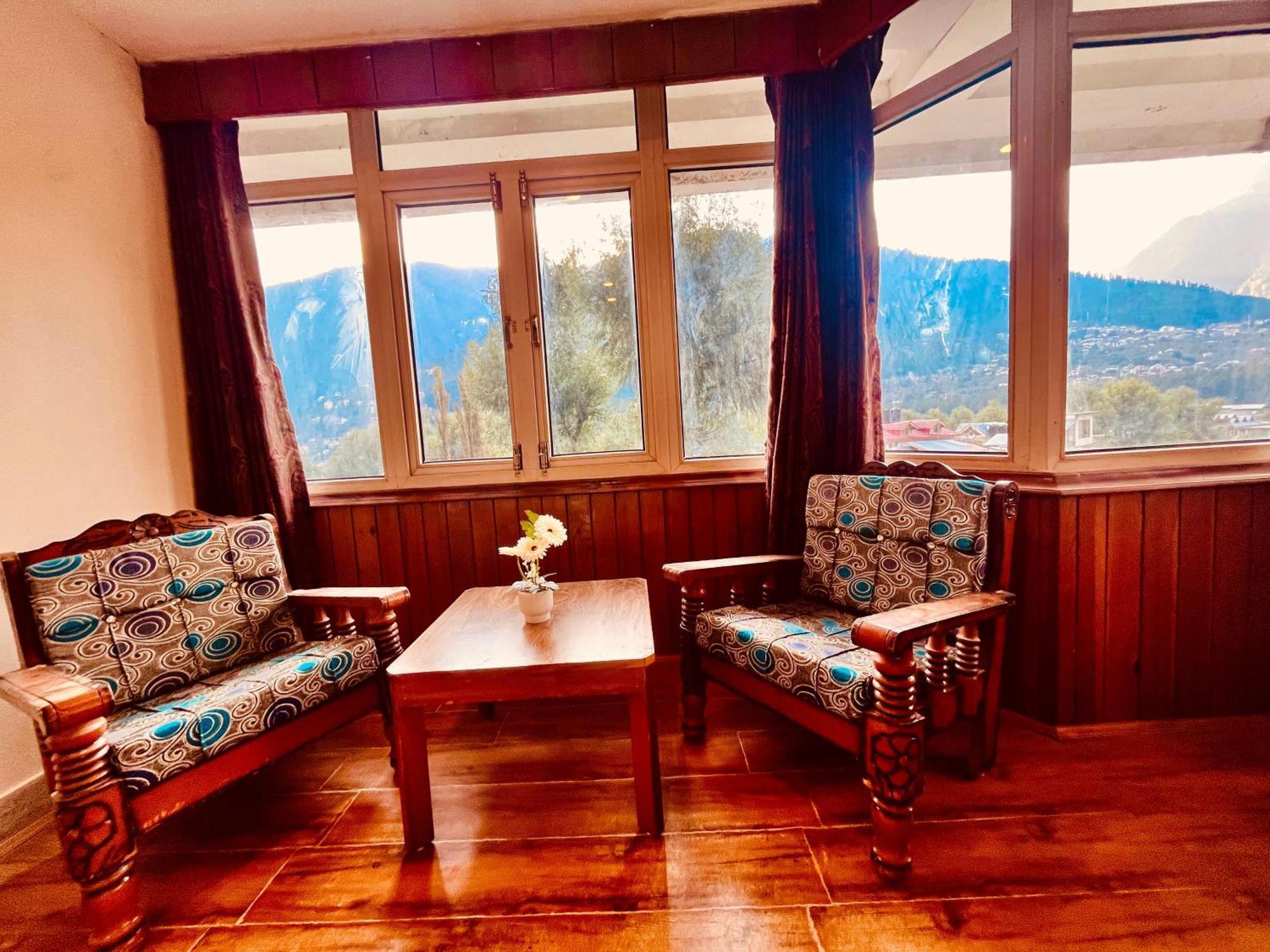 The Town House - Lavish & Luxury Near Mall Road Hotel