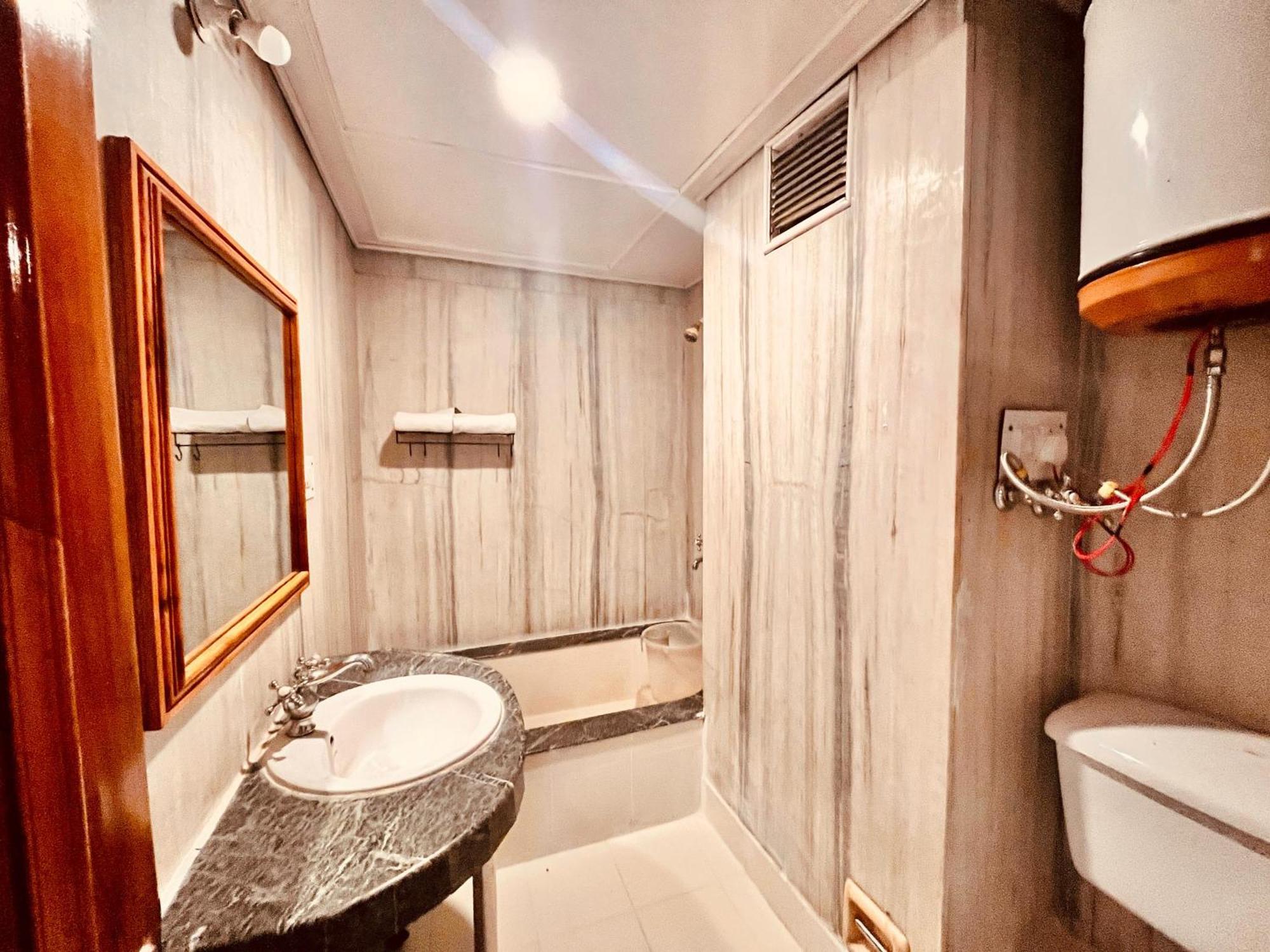 Hotel The Town House - Lavish & Luxury Near Mall Road
