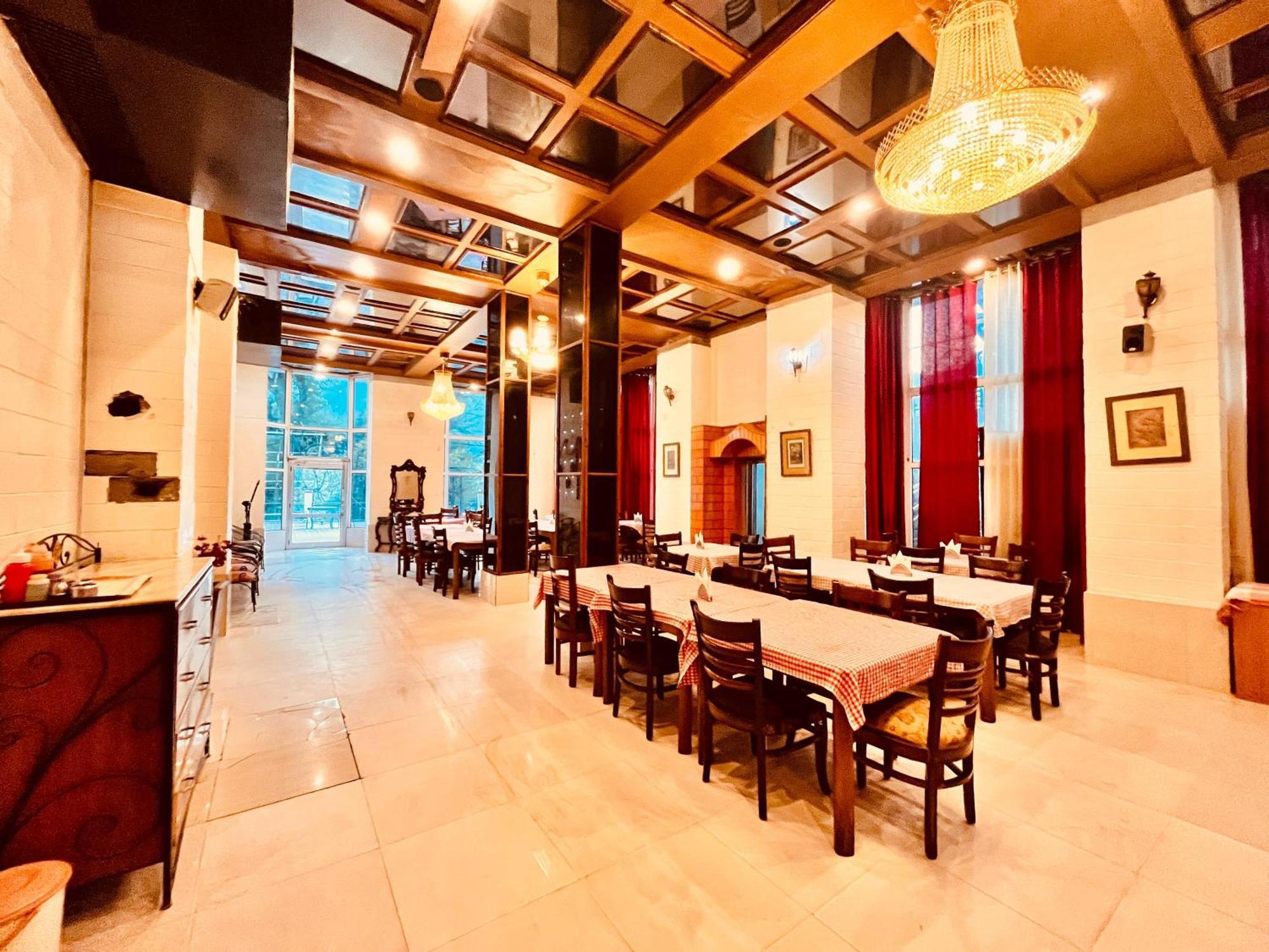 Hotel The Town House - Lavish & Luxury Near Mall Road 4*