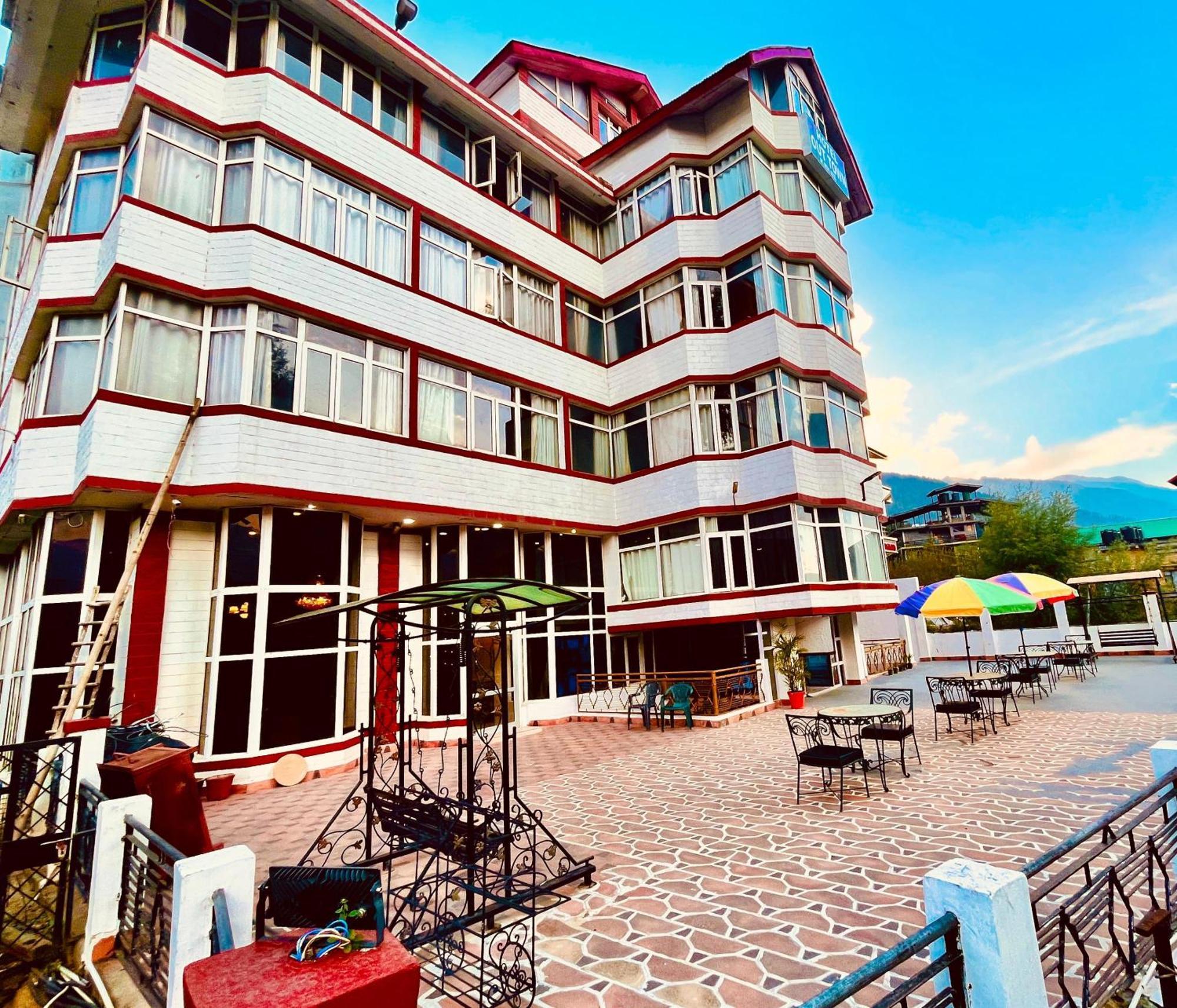 The Town House - Lavish & Luxury Near Mall Road Hotel