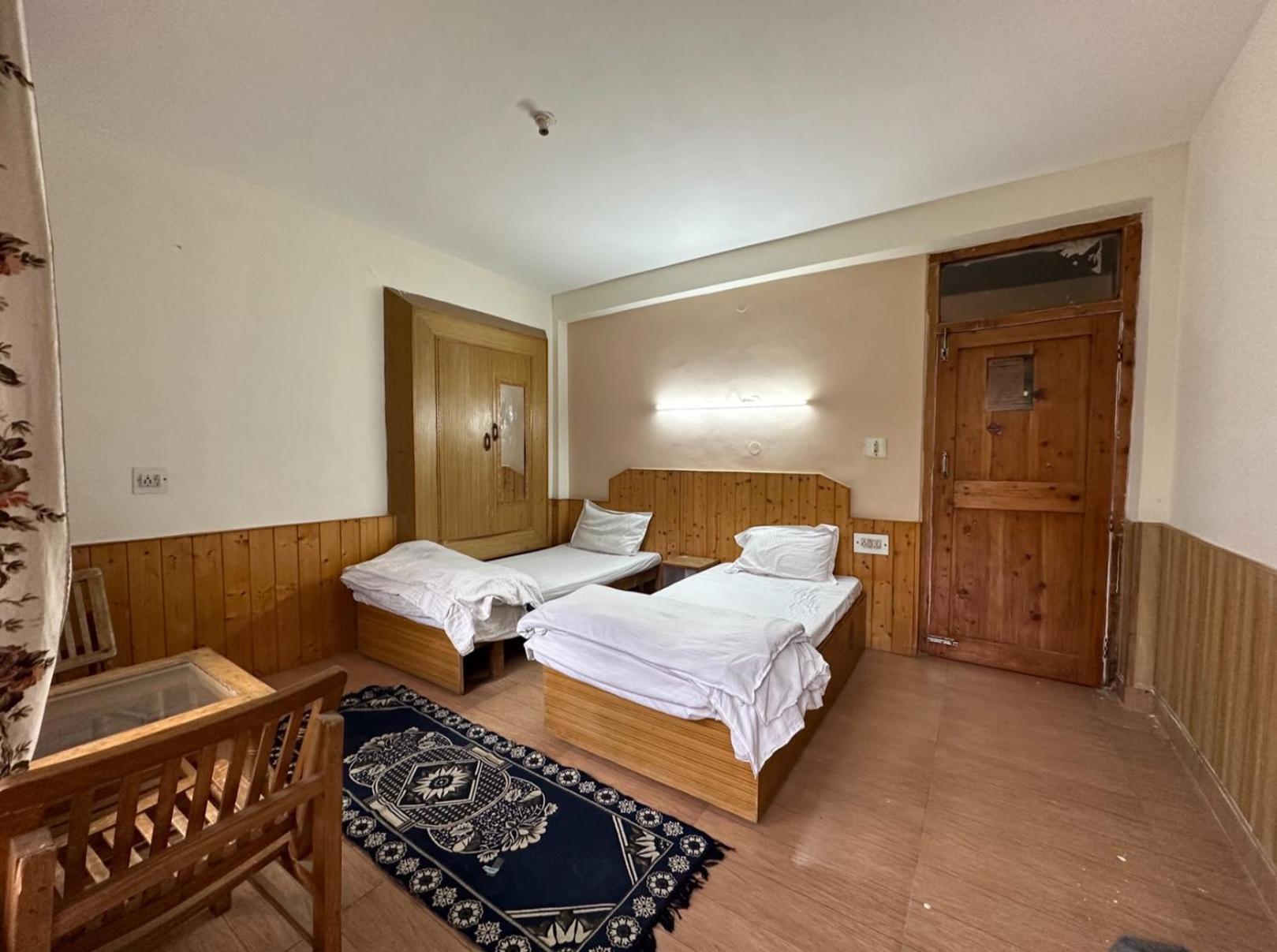 Brostel Hostel *