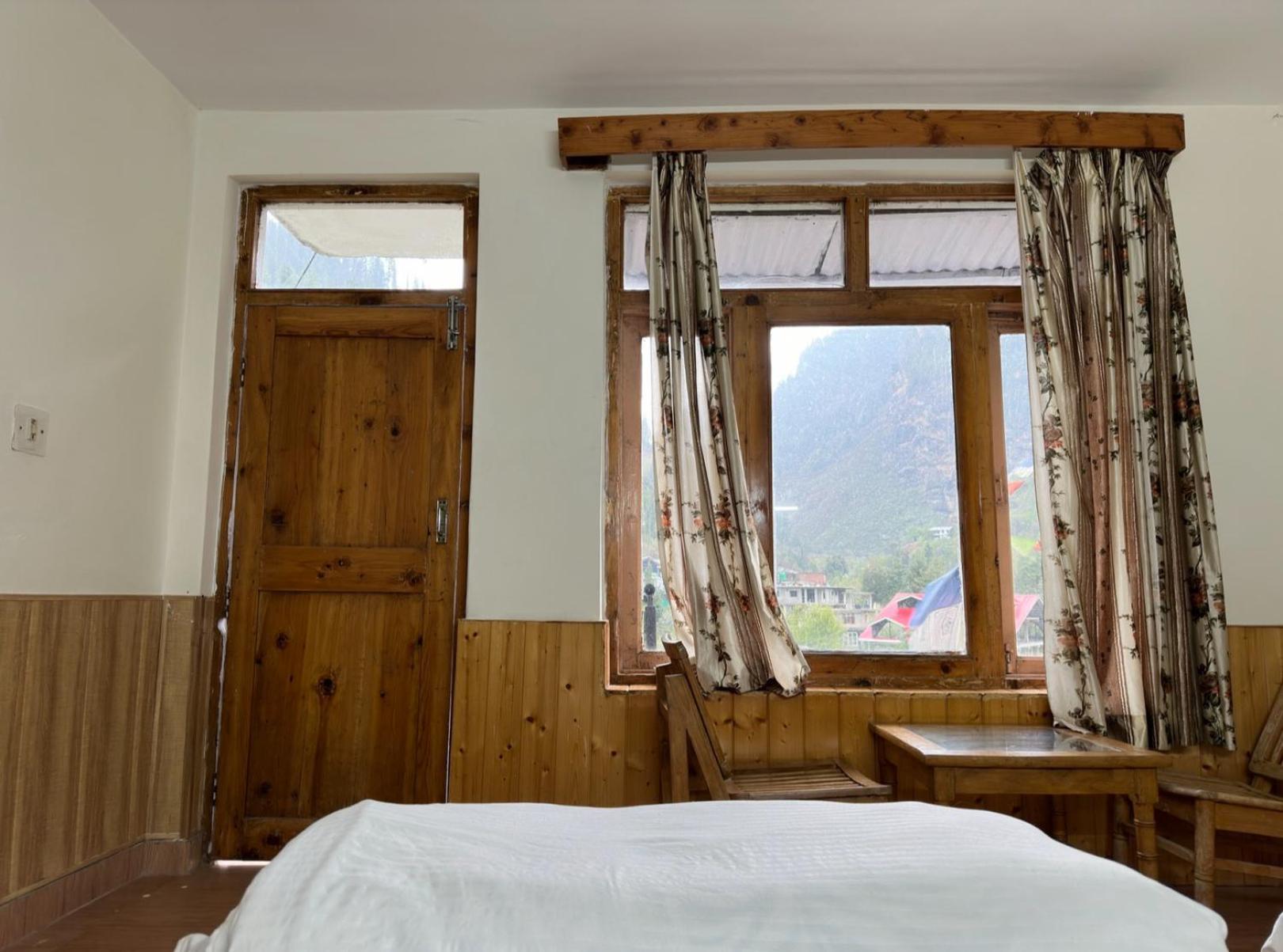 Brostel Hostel Manali (Himachal Pradesh)