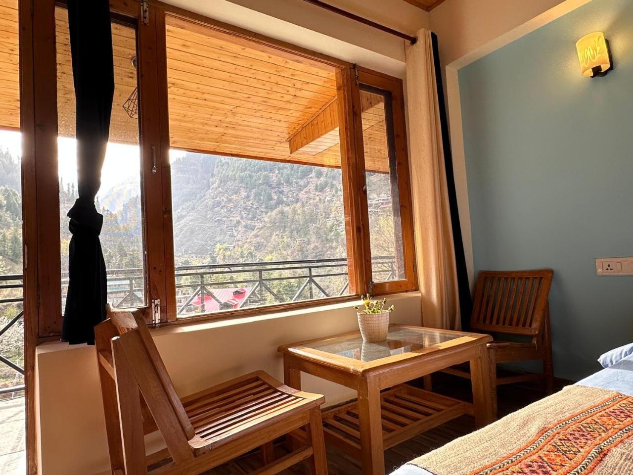 Brostel Hostel *