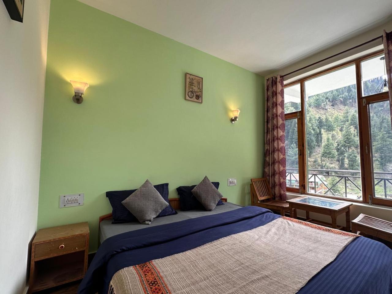 Brostel Hostel *