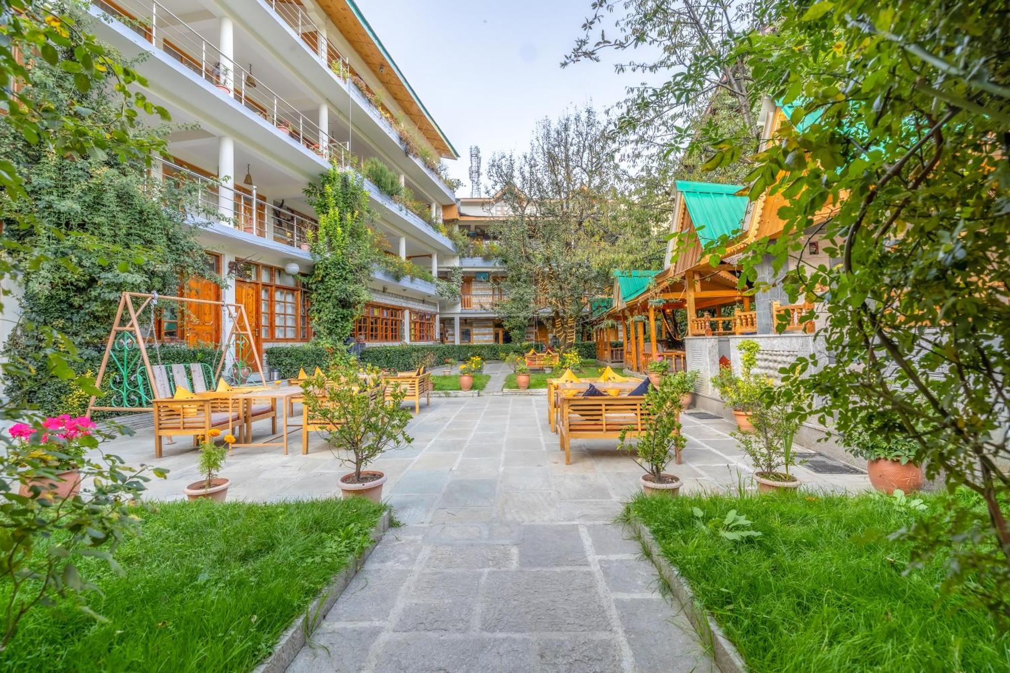 Hide-in Old Hotel Manali (Himachal Pradesh)
