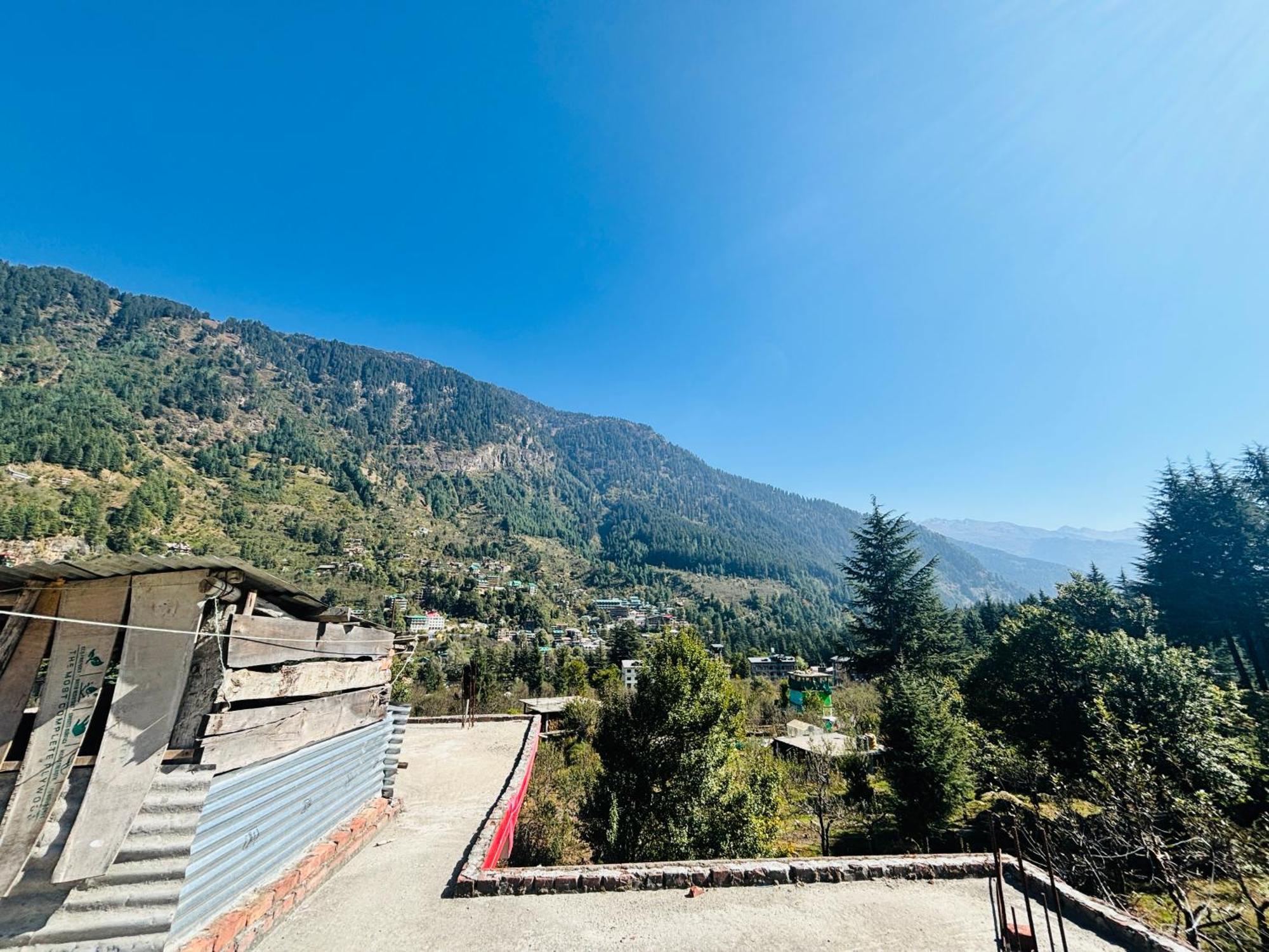 Old Skool Vibes Hotel Manali (Himachal Pradesh)