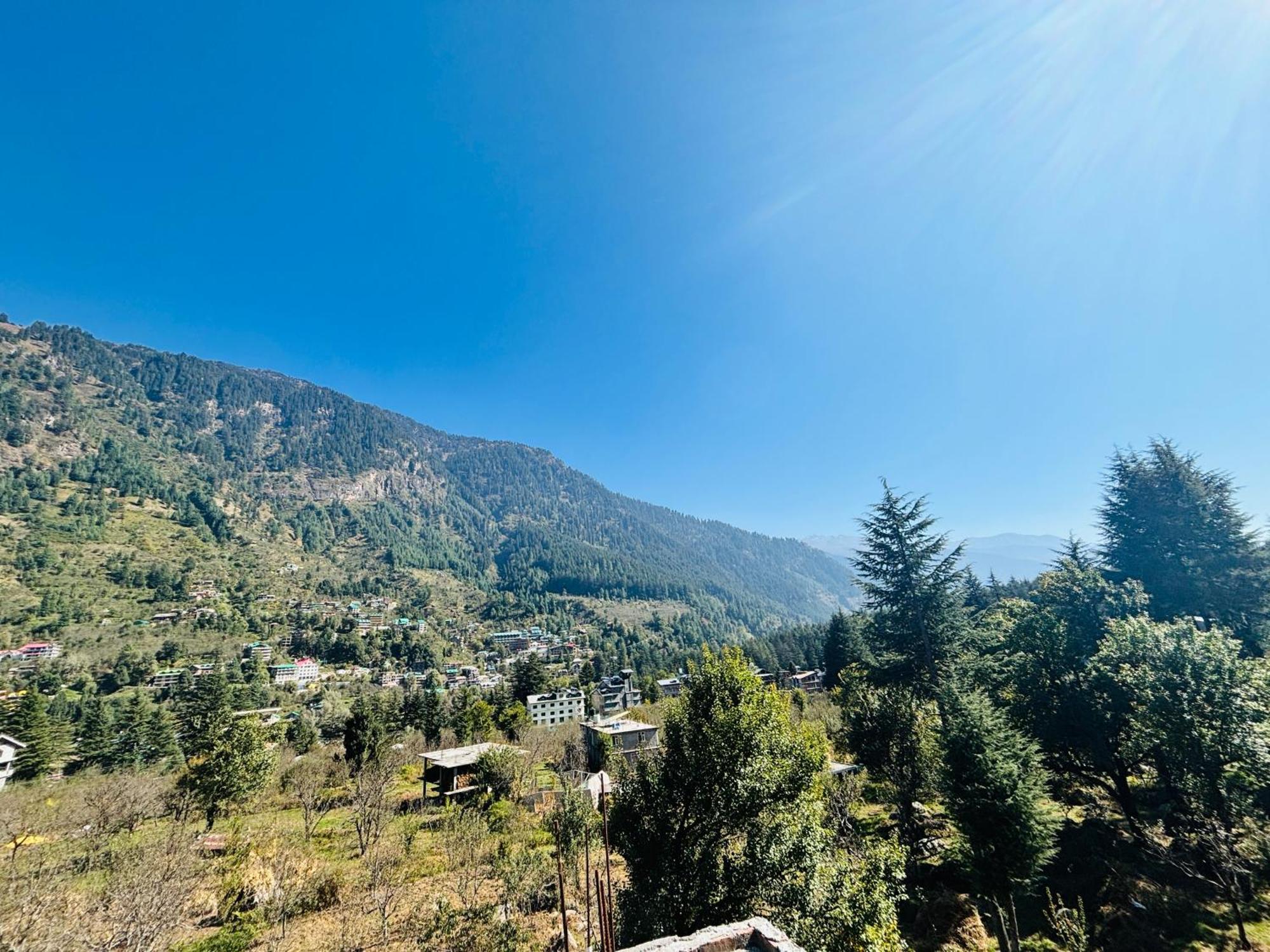 Old Skool Vibes Hotel Manali (Himachal Pradesh)