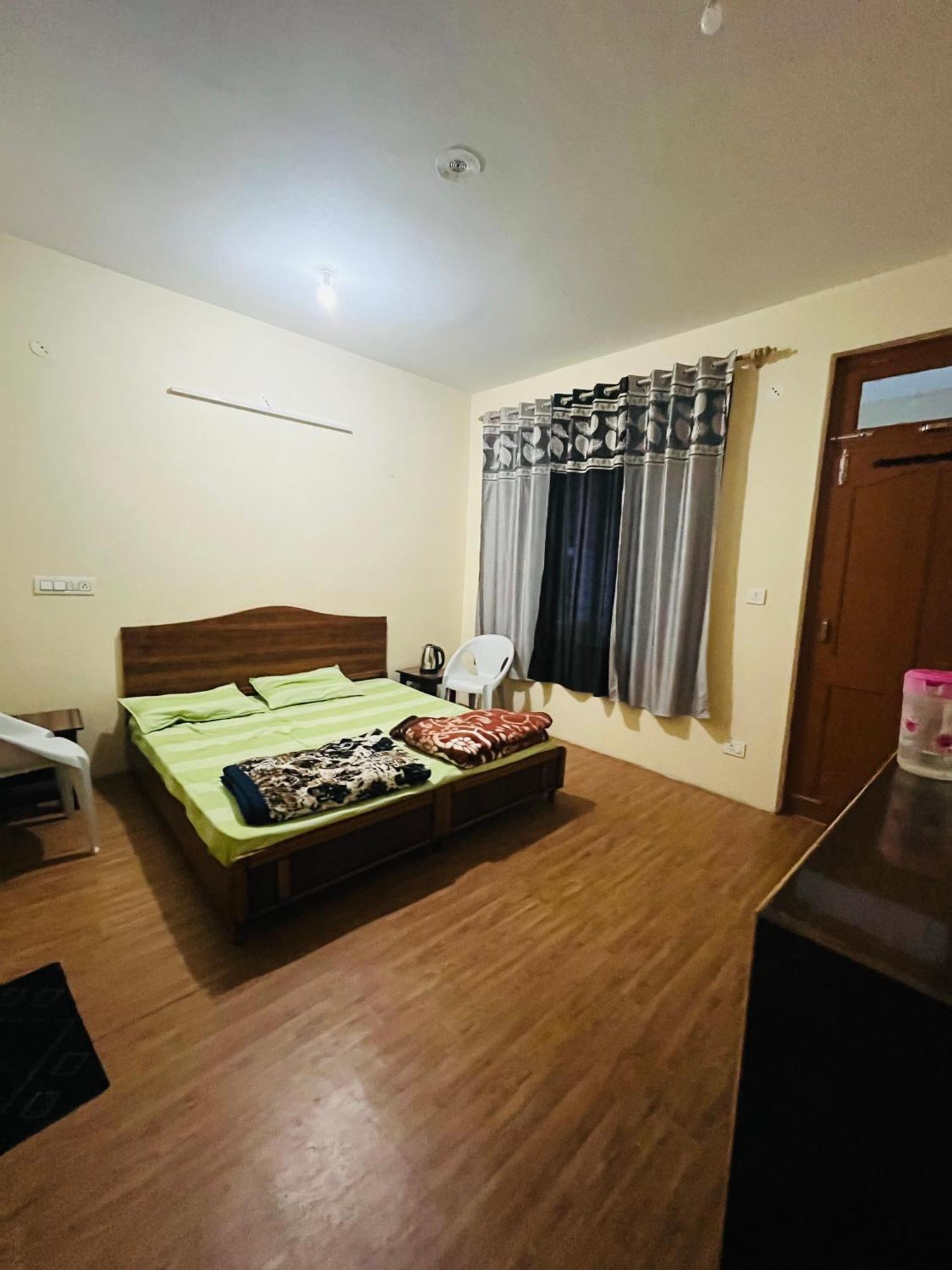 Old Skool Vibes Hotel Manali (Himachal Pradesh)
