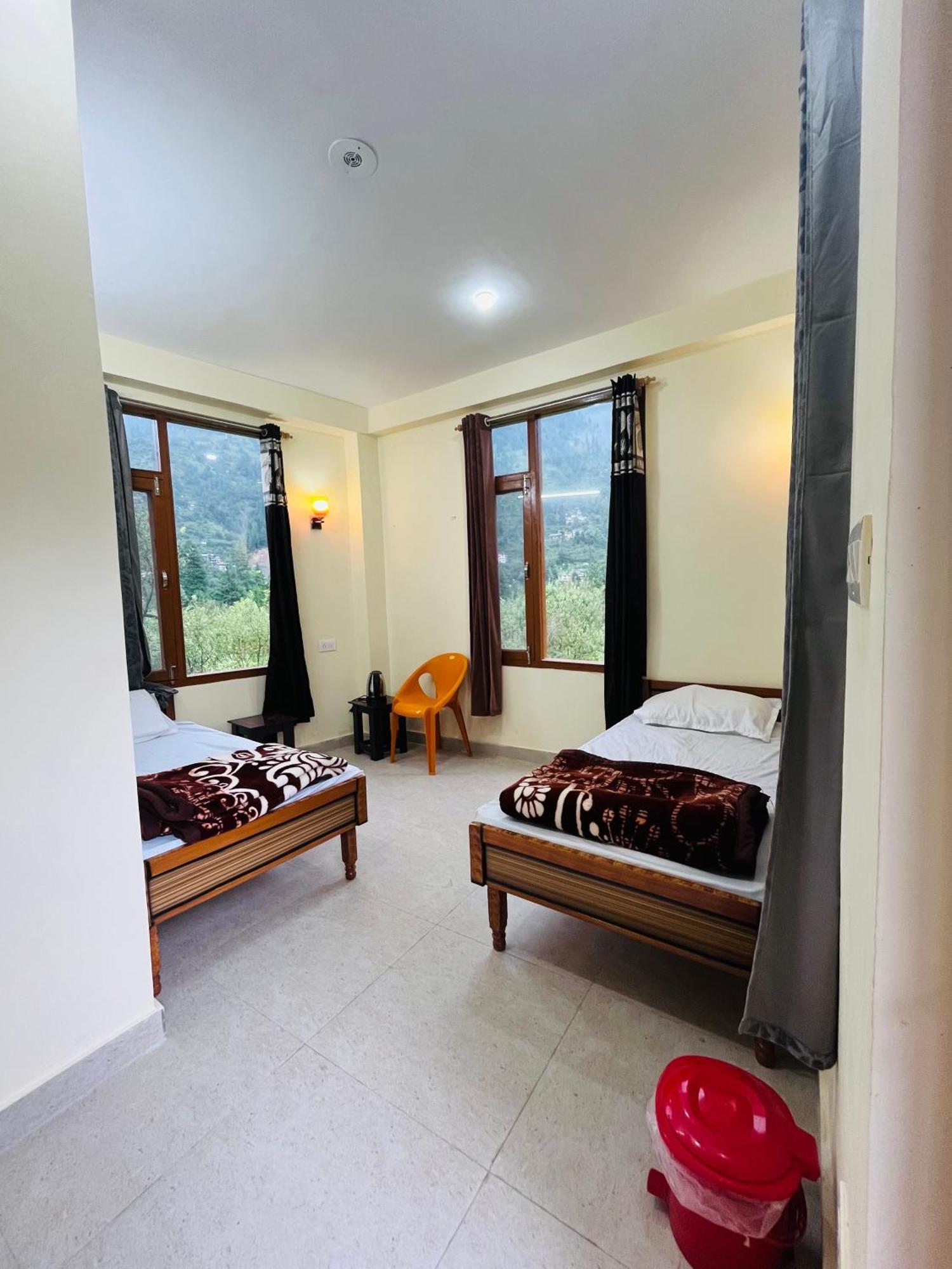 Old Skool Vibes Hotel Manali (Himachal Pradesh)