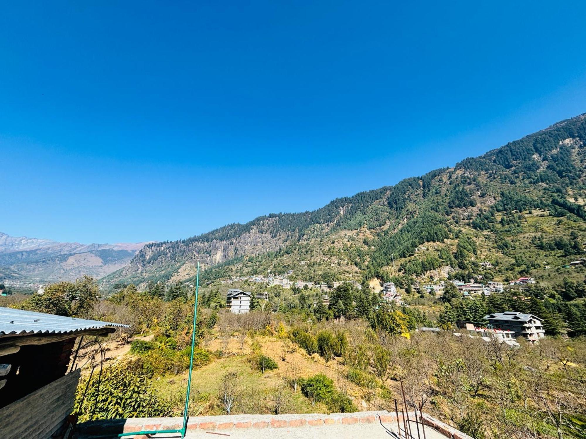 Old Skool Vibes Hotel Manali (Himachal Pradesh)