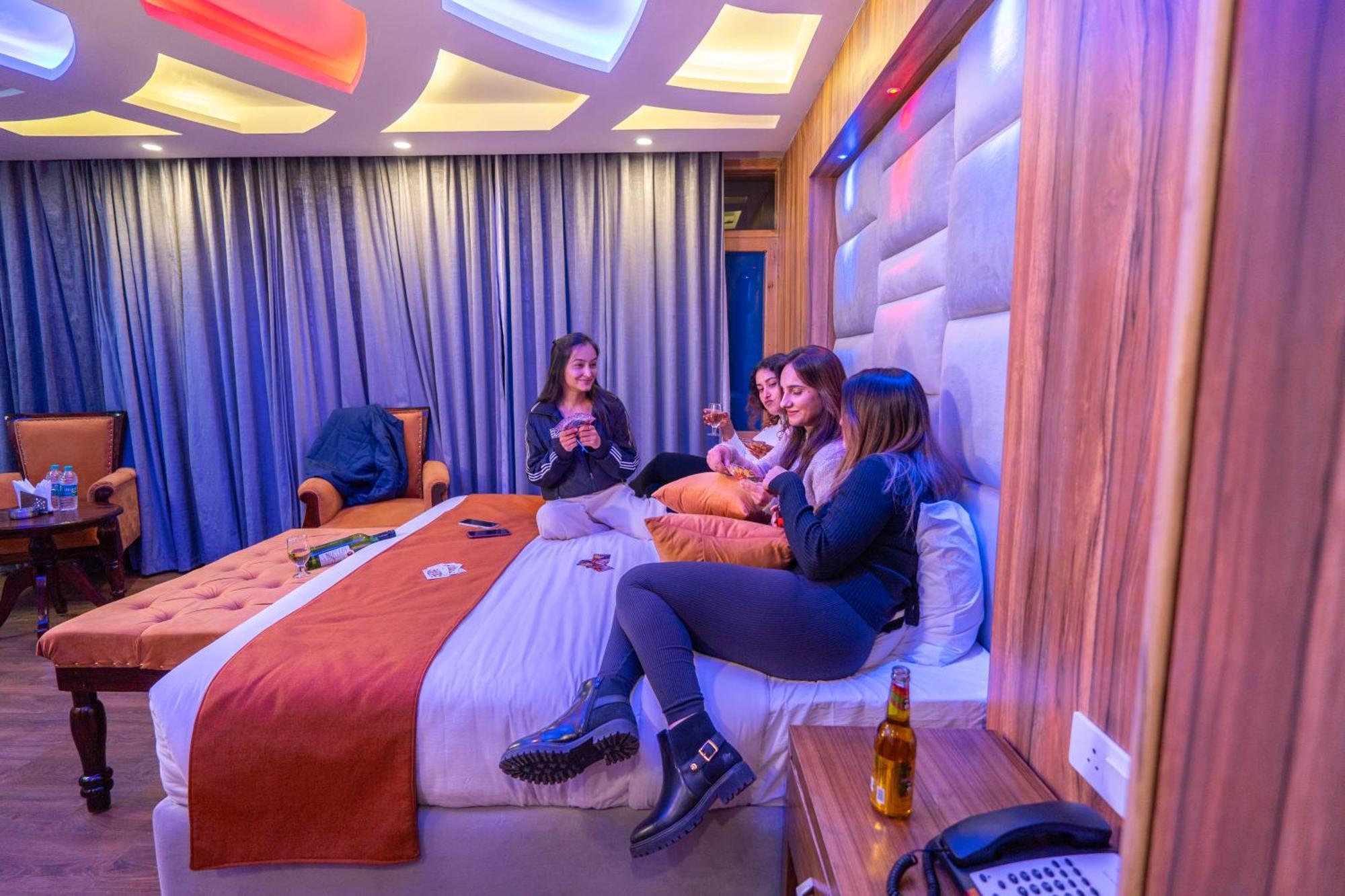 Hill River - Heated & Air Cooled, Near Mall Road - Parking, Lawn, Playing Zone & Much - Couple Friendly Manali (Himachal Pradesh)